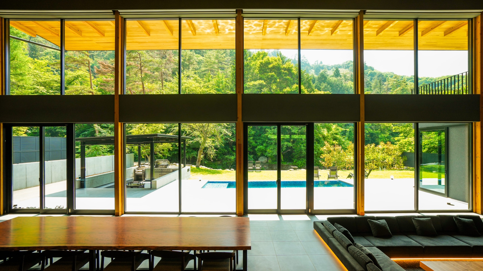 ◆お部屋 - 天井高7mの開放的な吹き抜けと、大きな窓から差し込む自然光