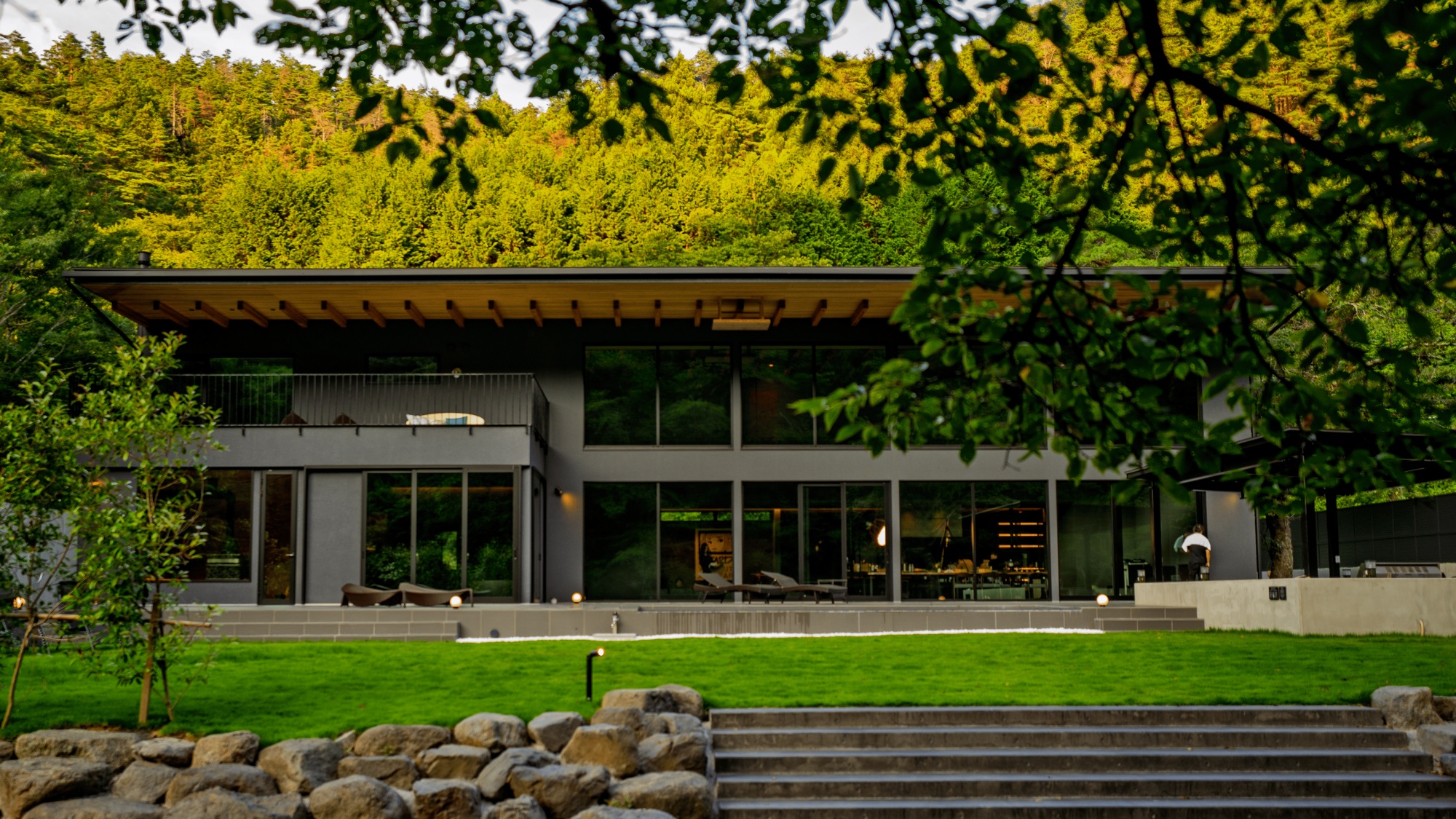 ◆外　観 - 都市の喧騒を離れ、静かな森の中に佇むヴィラ