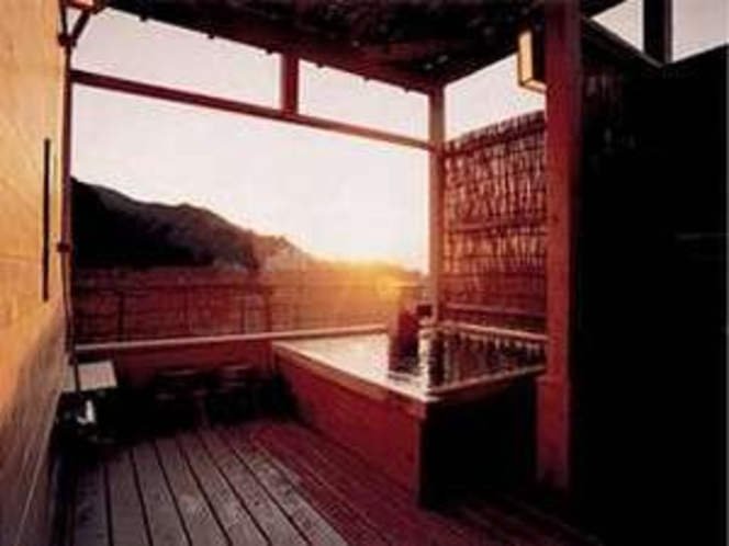 屋上には海と夕日を見渡す掛け流しの露天風呂があり、無料で貸し切り可能。