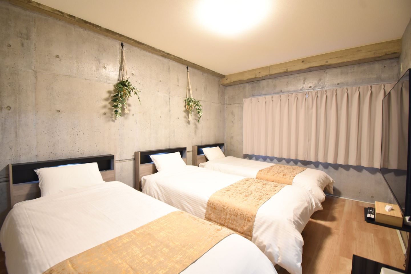 【402号】寝室1(シングル&times;3)