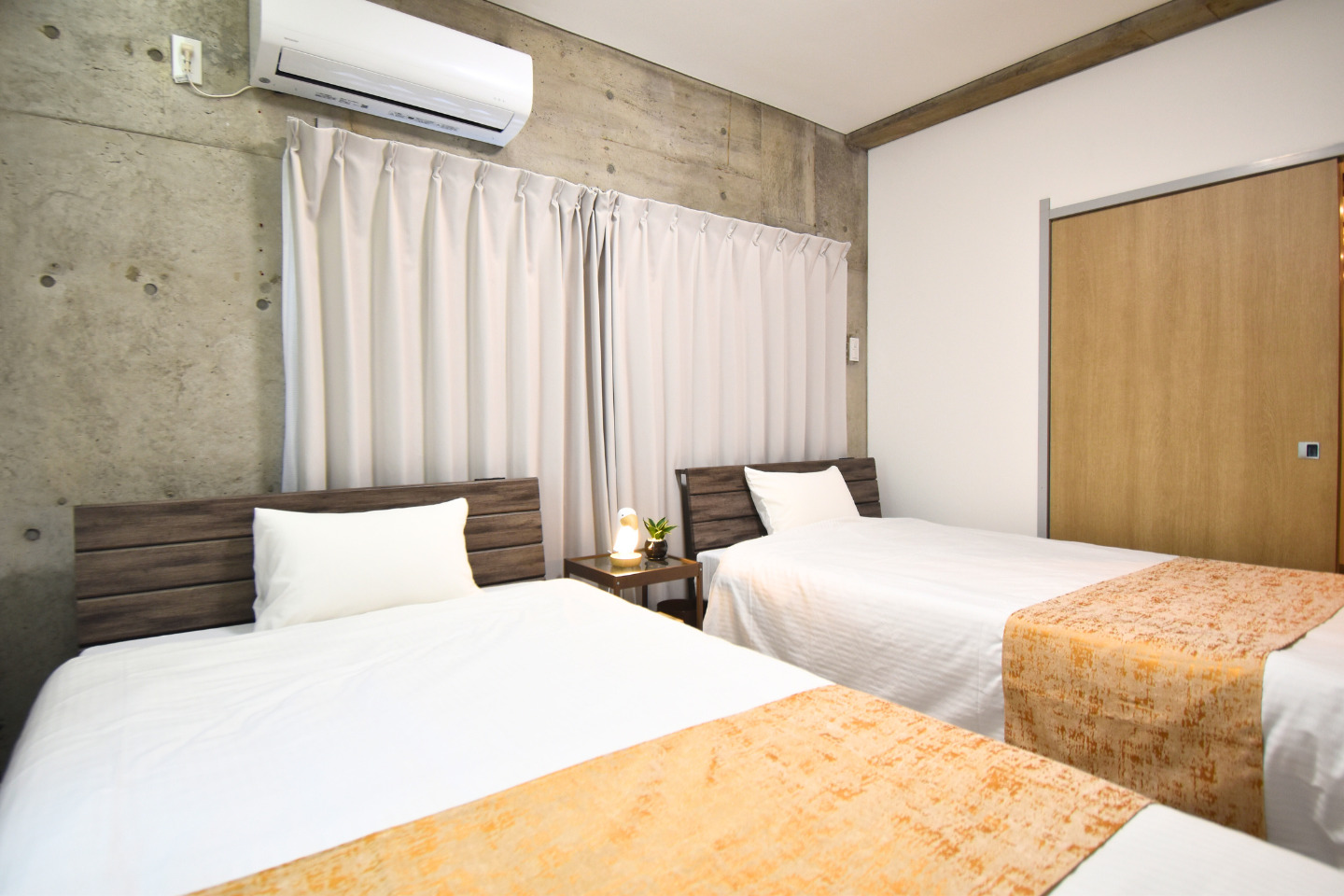 【501】寝室2(セミダブル&times;2)