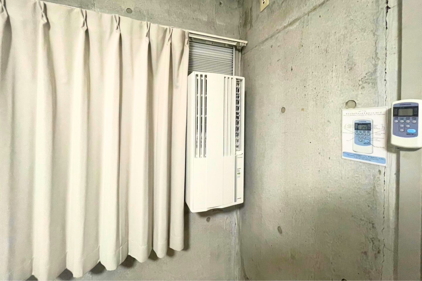 【402、502】寝室1(ウィンドクーラー)