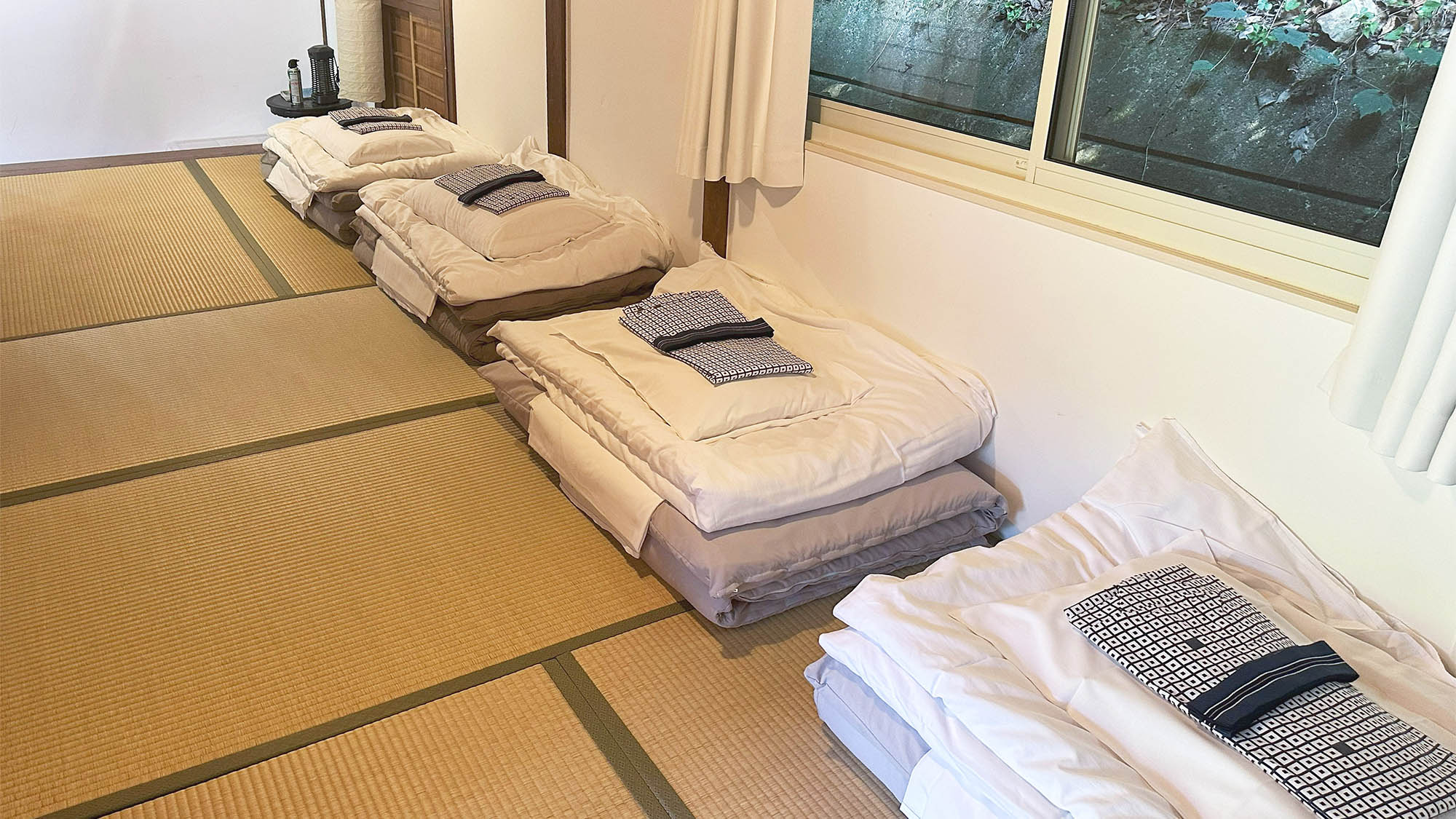 ・【和室】和室のお布団はセルフで　広々和室でゆったりくつろげます