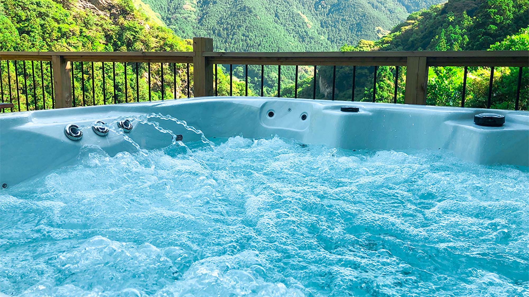 ・【ジャグジー】自然の中で身も心もリラックス　鳥のさえずりをBGMに非日常をお楽しみください