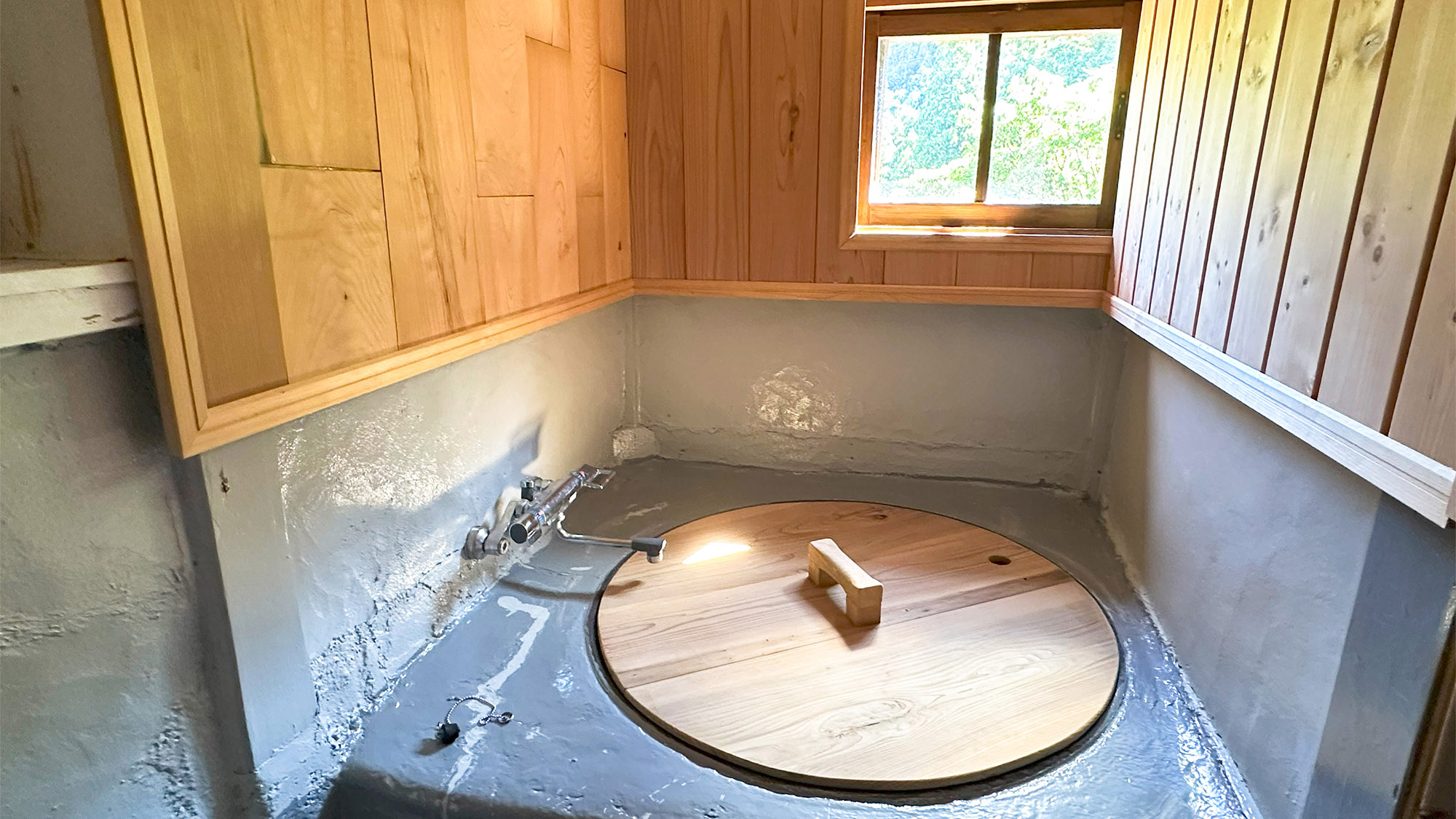 ・【お風呂】昔ながらの雰囲気も楽しめる「五右衛門風呂」　温水蛇口で火加減調整なくお楽しみください