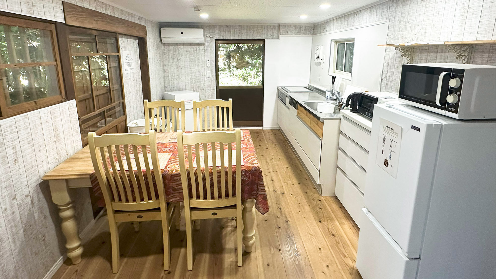 ・【ダイニング】リノベーションされた明るいキッチンではお友達と調理を楽しんだりも