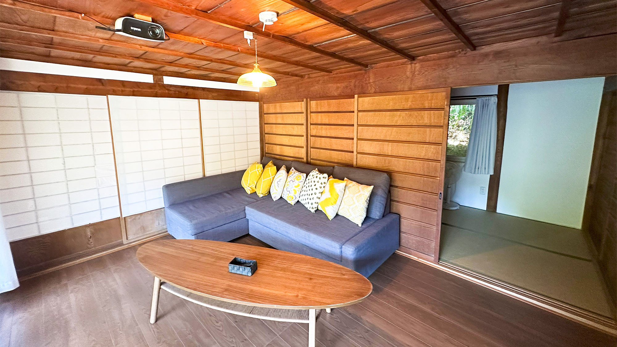 ・【リビング】プロジェクターも完備　古民家風なのにホームシアター気分をお楽しみいただけます