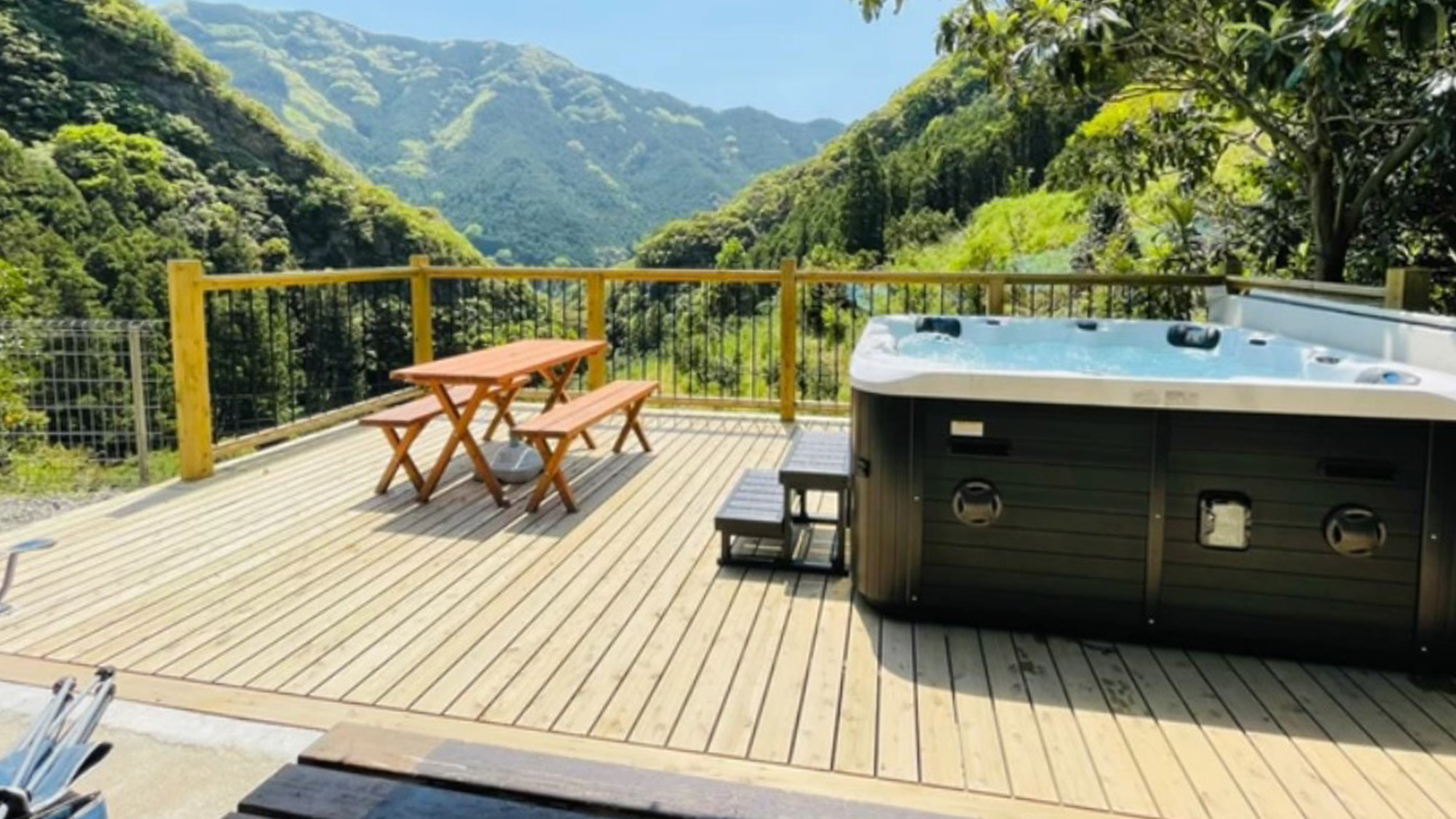 ・【ウッドデッキ】雲の上のゲストハウスを楽しむウッドデッキ　ジャグジーやBBQをお楽しみいただけます