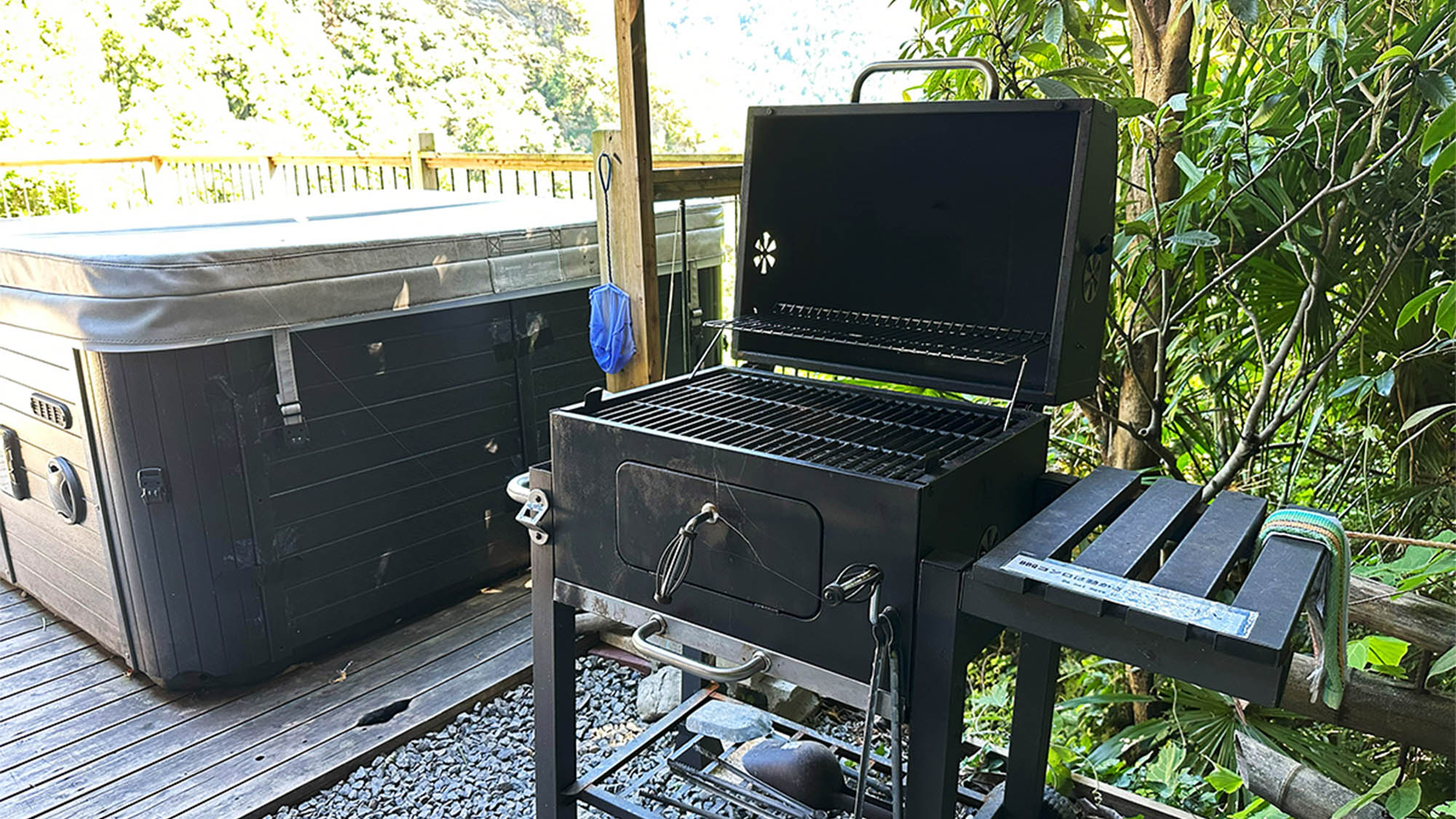 ・【BBQグリル】屋外デッキにはBBQをお楽しみいただけるグリルをご用意