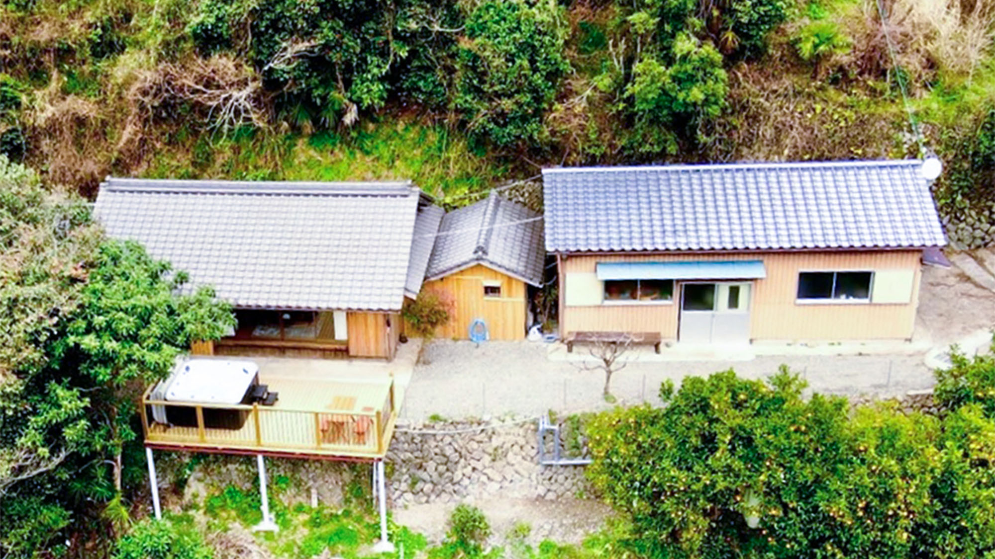 ・【当館全景】純和風の建物とジャグジーもある屋外デッキで非日常をお楽しみいただけます