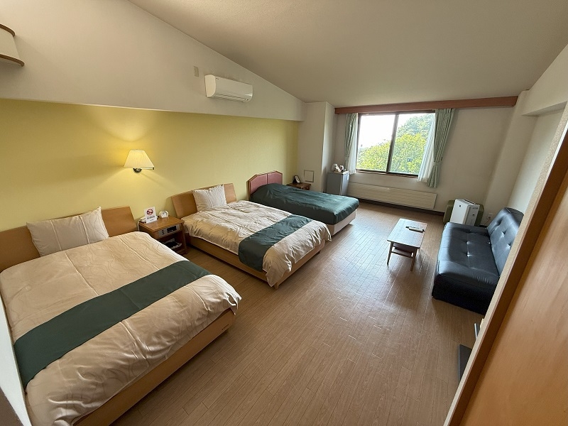 【洋モダンスーペリア洋室】38平米 トリプルベッド+ソファー