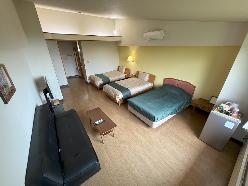 【洋モダンスーペリア洋室】38平米　トリプルベッド+ソファー