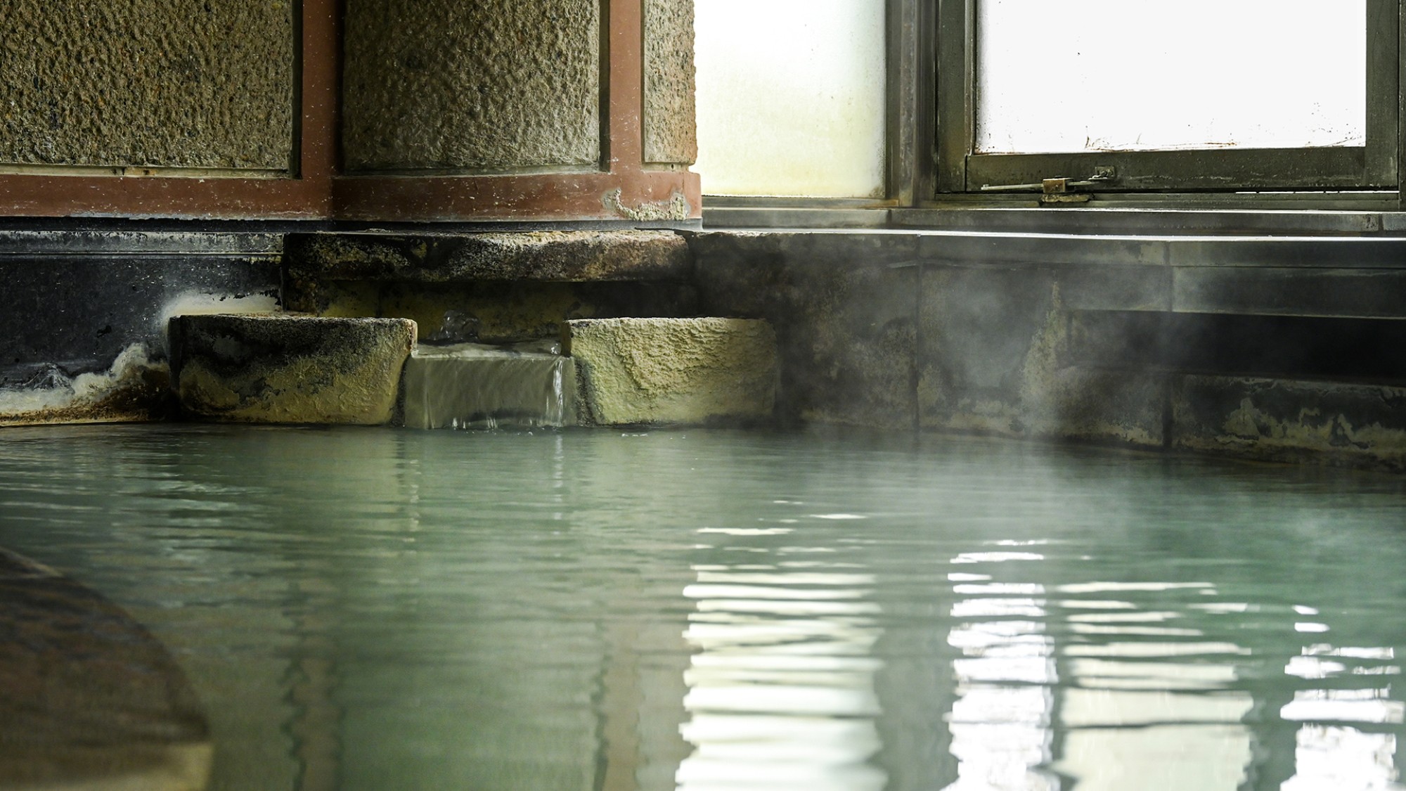 泉質は季節や時間により色の変わる、単純酸性硫黄温泉（硫化水素型・中性低張性高温泉）となります。