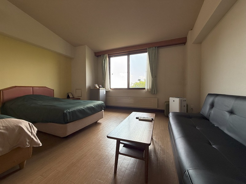 【洋モダンスーペリア洋室】38平米　トリプルベッド+ソファー