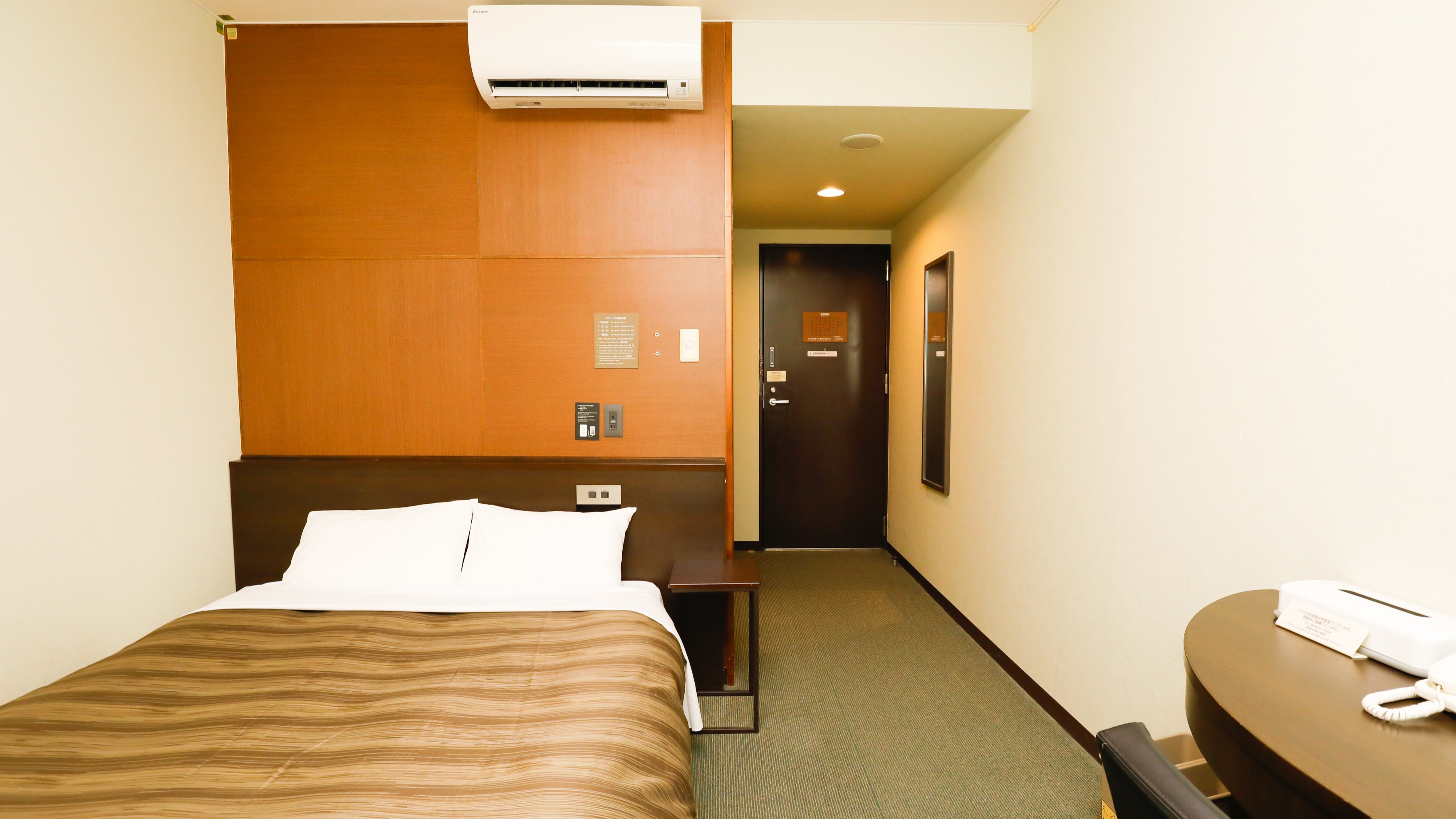 本館セミダブル／140cm幅ベッドで広々快眠をサポートします♪（客室一例）