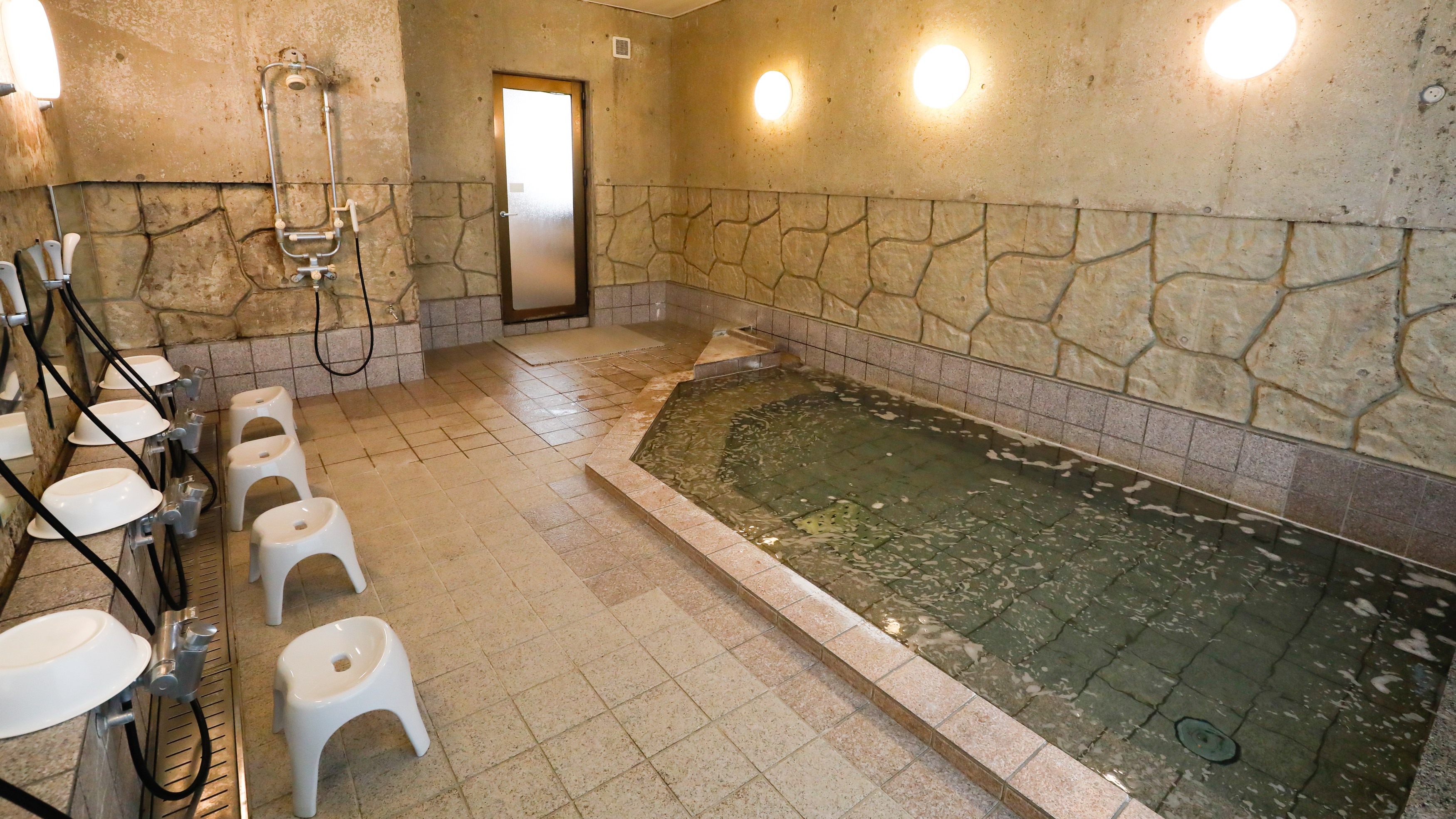 大浴場／夜はゆったり浸かり、心身を解きほぐせます。（一例）