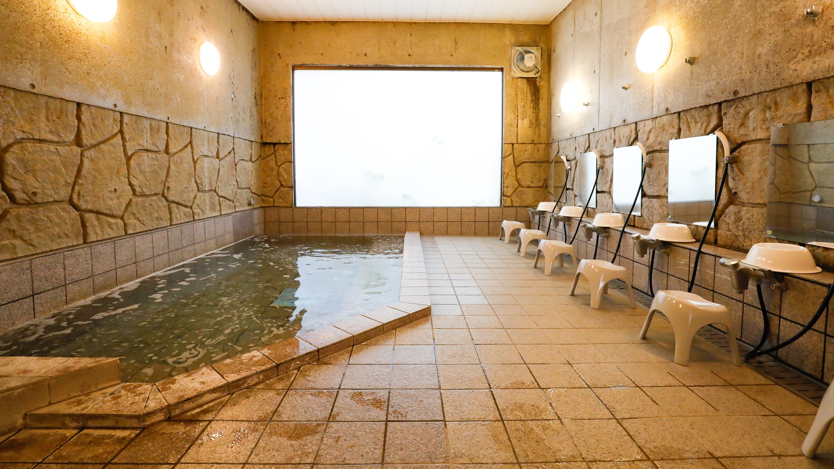 大浴場／美肌効果が期待できるお湯をぜひお楽しみください。（一例）