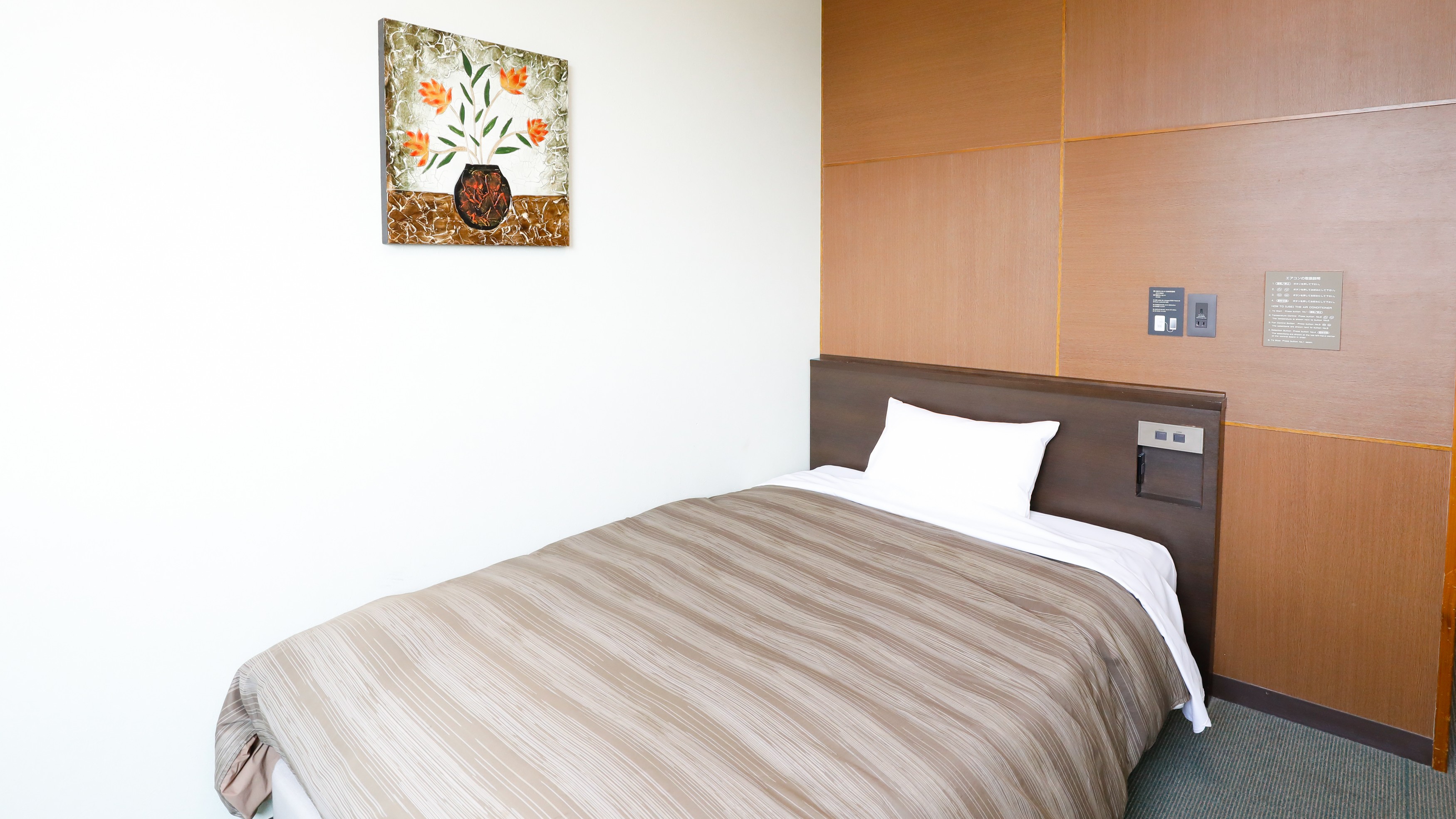 本館シングル／120cm幅ベッドで快眠をサポートいたします。（客室一例）