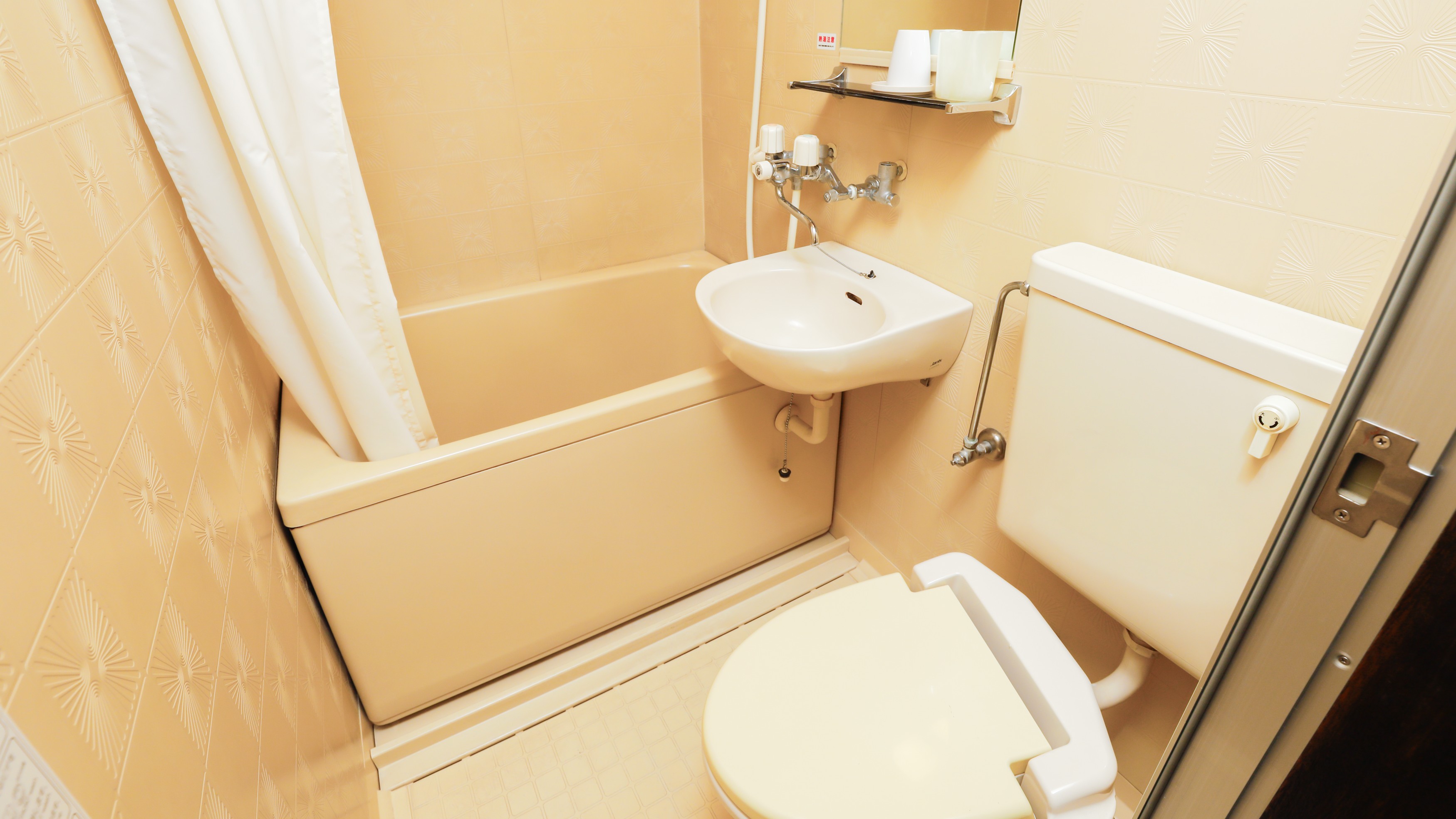 ユニットバス／本館客室はユニットバス・トイレ付きです。※別館は共用バストイレとなります。（客室一例