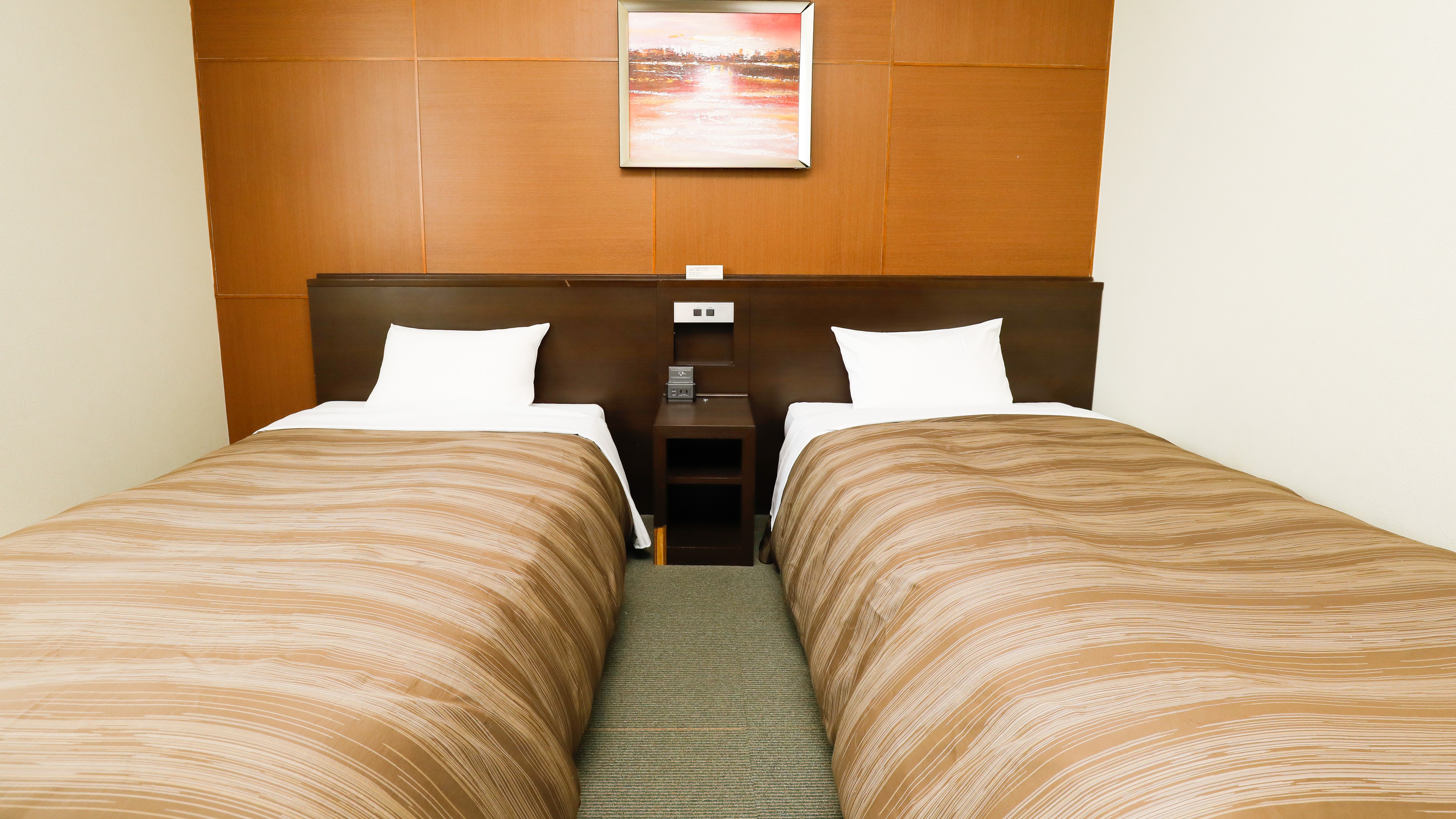 本館ツイン／ユニットバス完備、2名利用に最適な客室です。（客室一例）