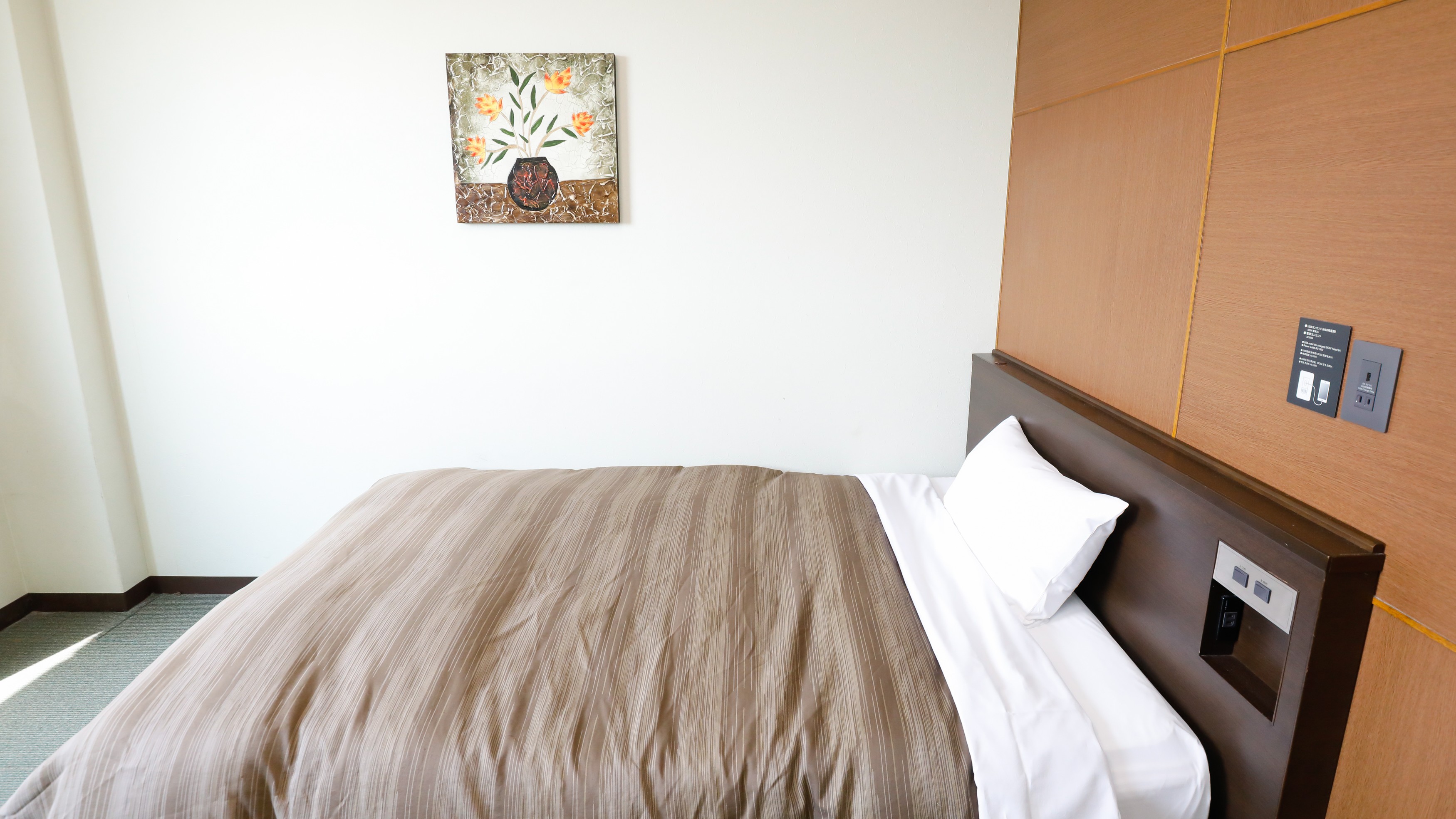 本館シングル／15㎡の機能的空間にユニットバスを完備してます。（客室一例）