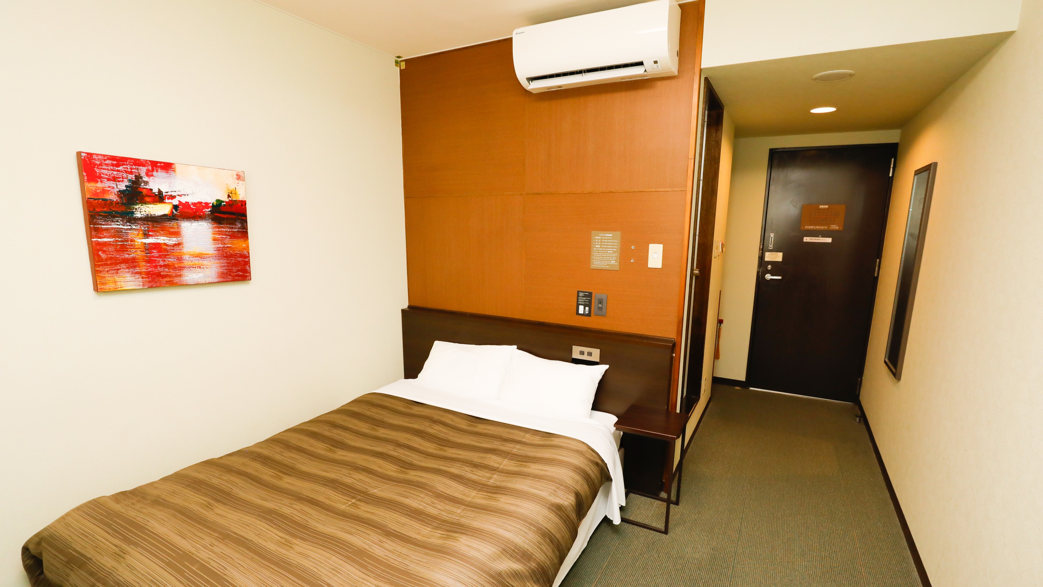 本館セミダブル／機能性と快適さを両立した18㎡のお部屋です。（客室一例）