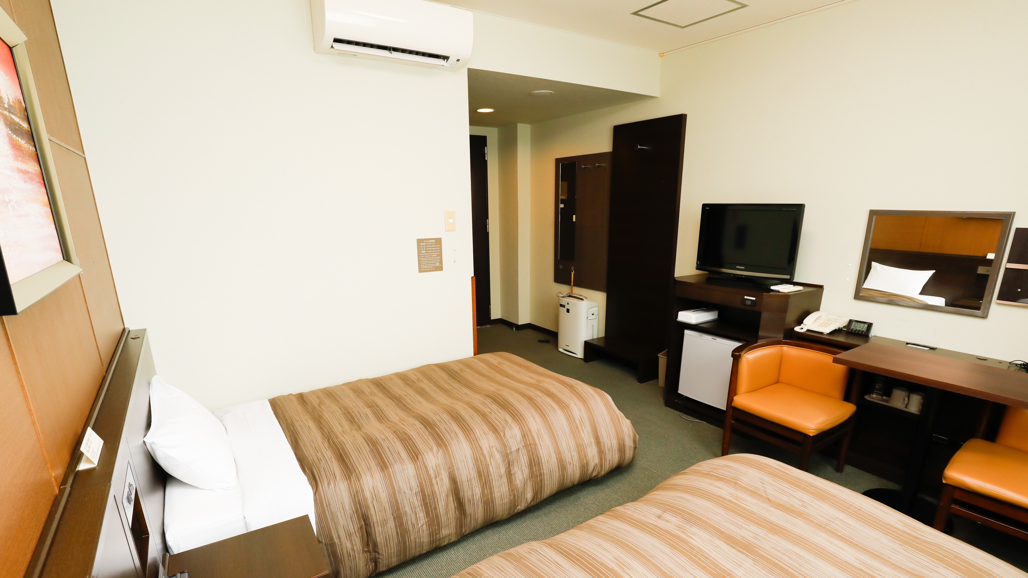 本館ツイン／USBコンセント付きでビジネス滞在も安心です。（客室一例）