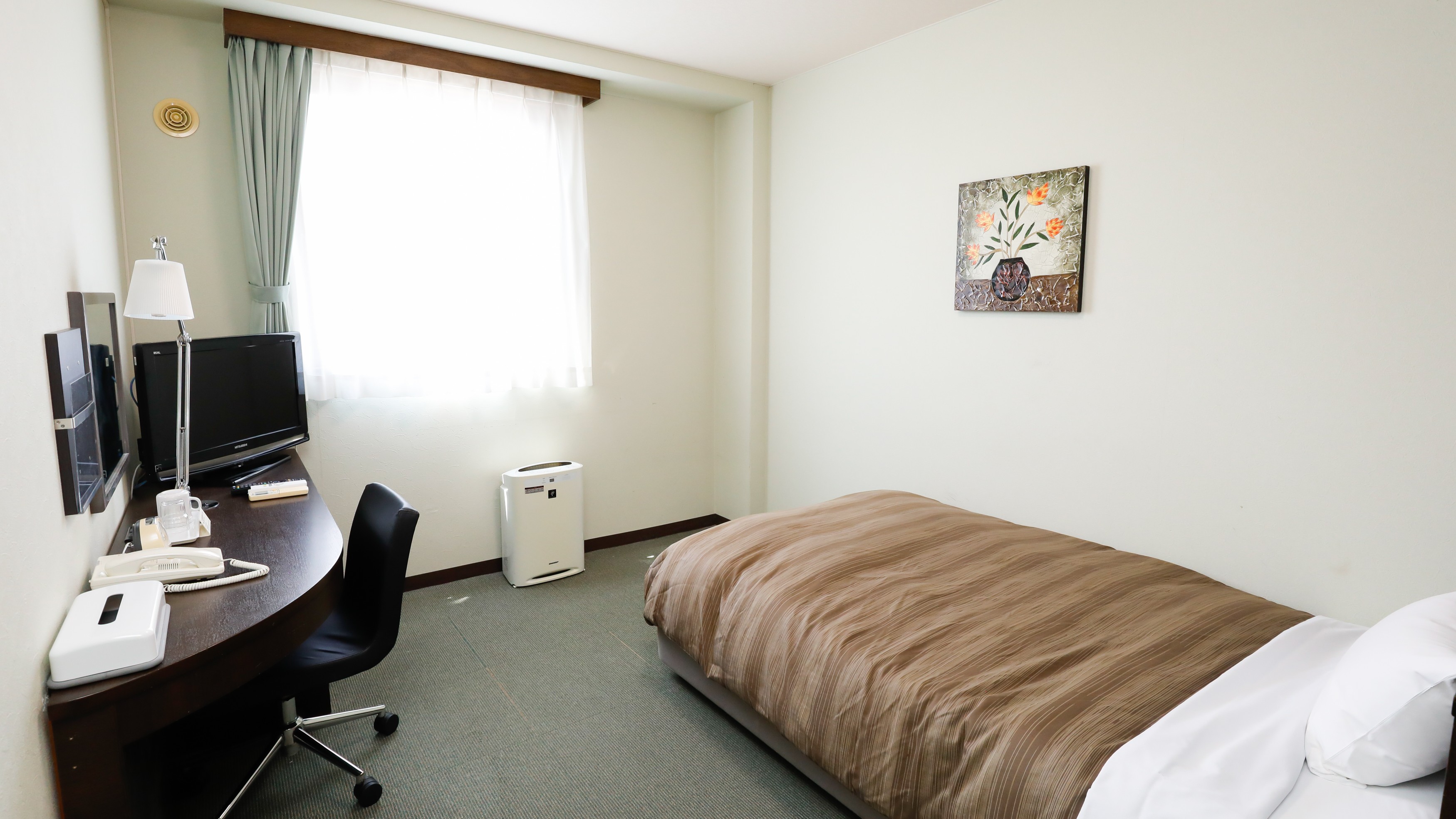 本館シングル／加湿空気清浄機付きのお部屋で快適にご滞在ください。（客室一例）