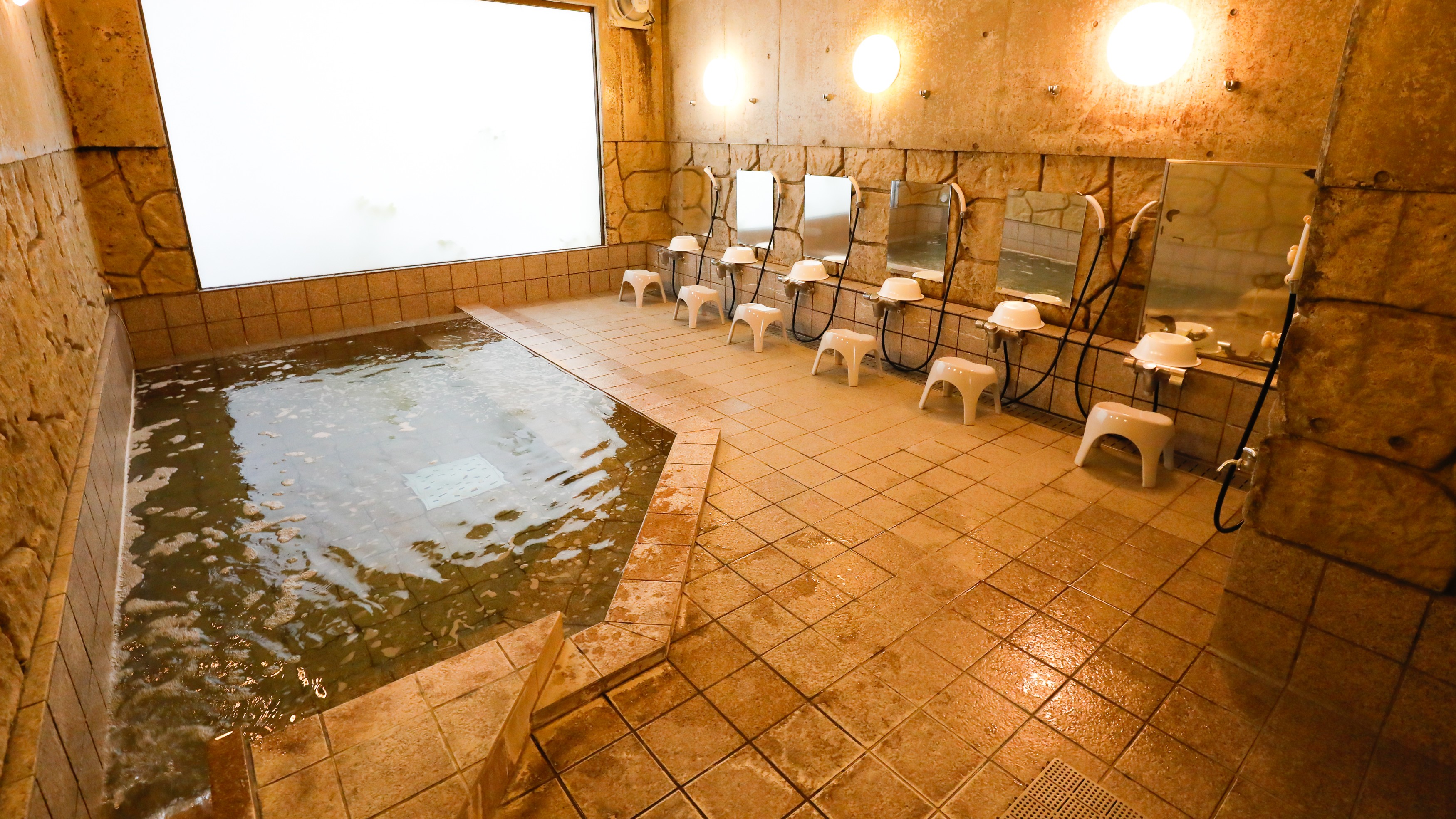 大浴場／天然植物由来の湯で健やかなコンディションをサポートします。（一例）