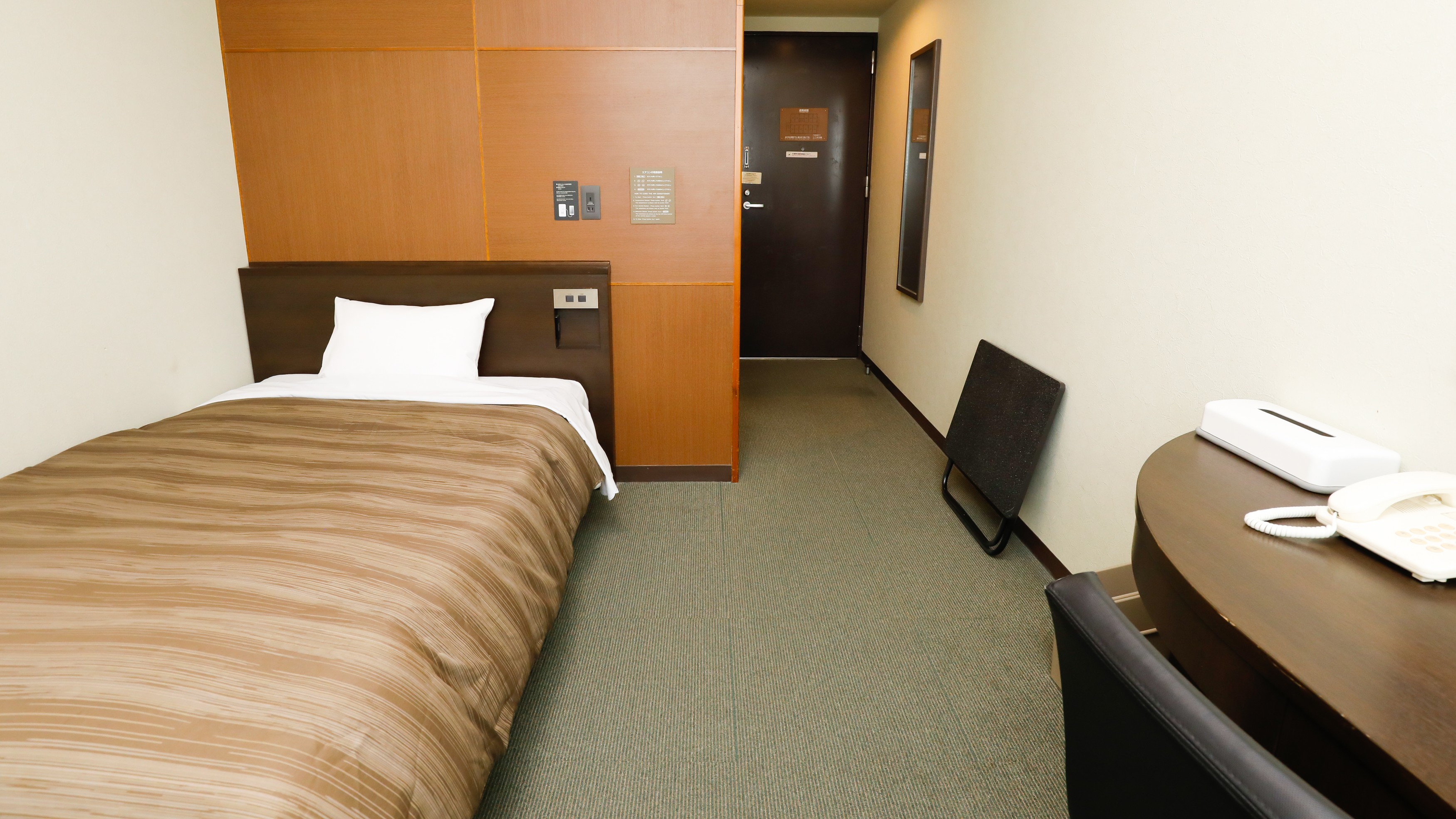 本館シングル／USBコンセント完備でビジネス利用も安心です。（客室一例）