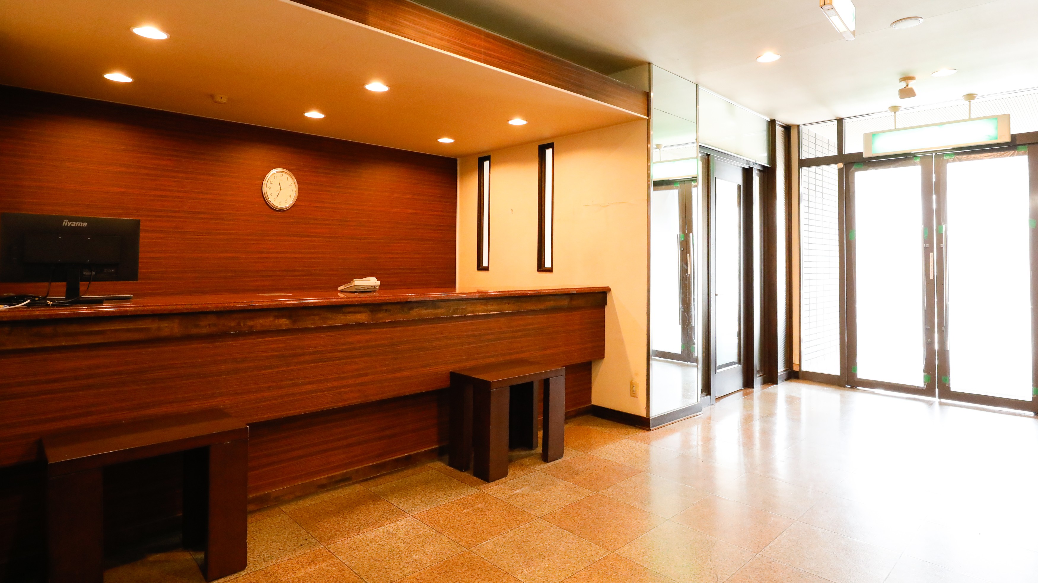 フロント／明るく開放的なフロントでお客様をお迎えします。