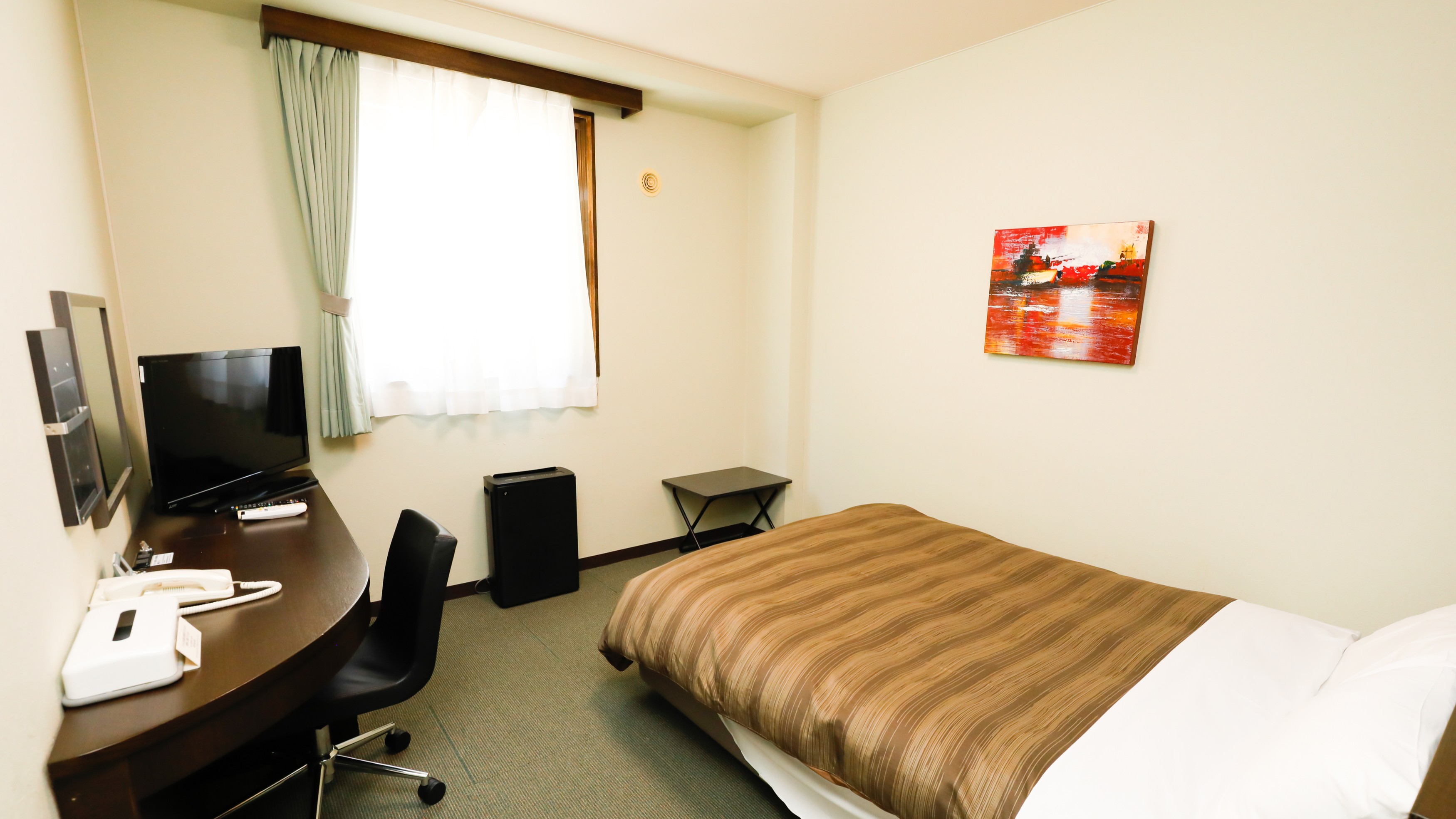本館セミダブル／USBコンセントや加湿空気清浄機も設置しています。（客室一例）