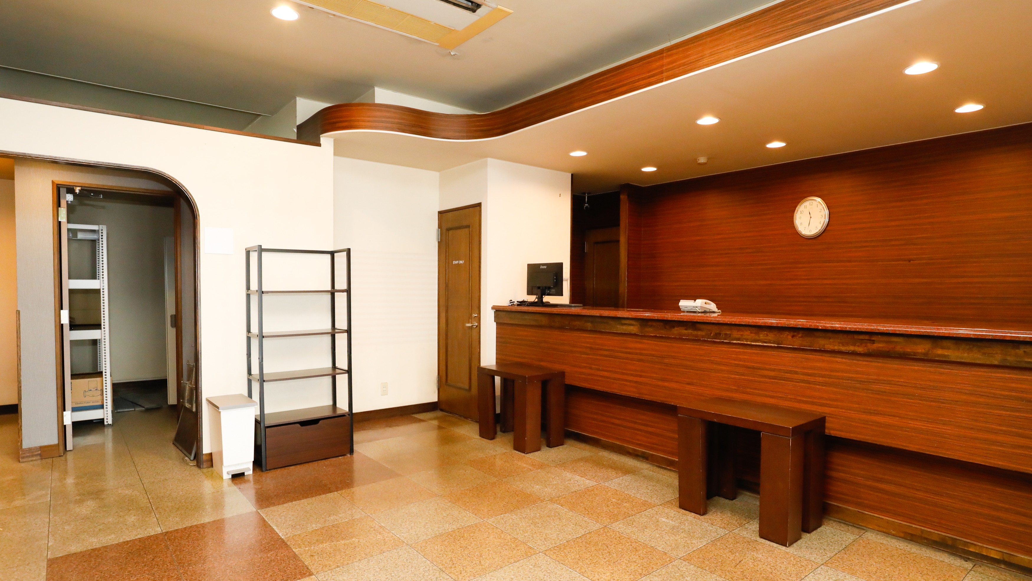 フロント／落ち着いた空間でチェックインも快適に。