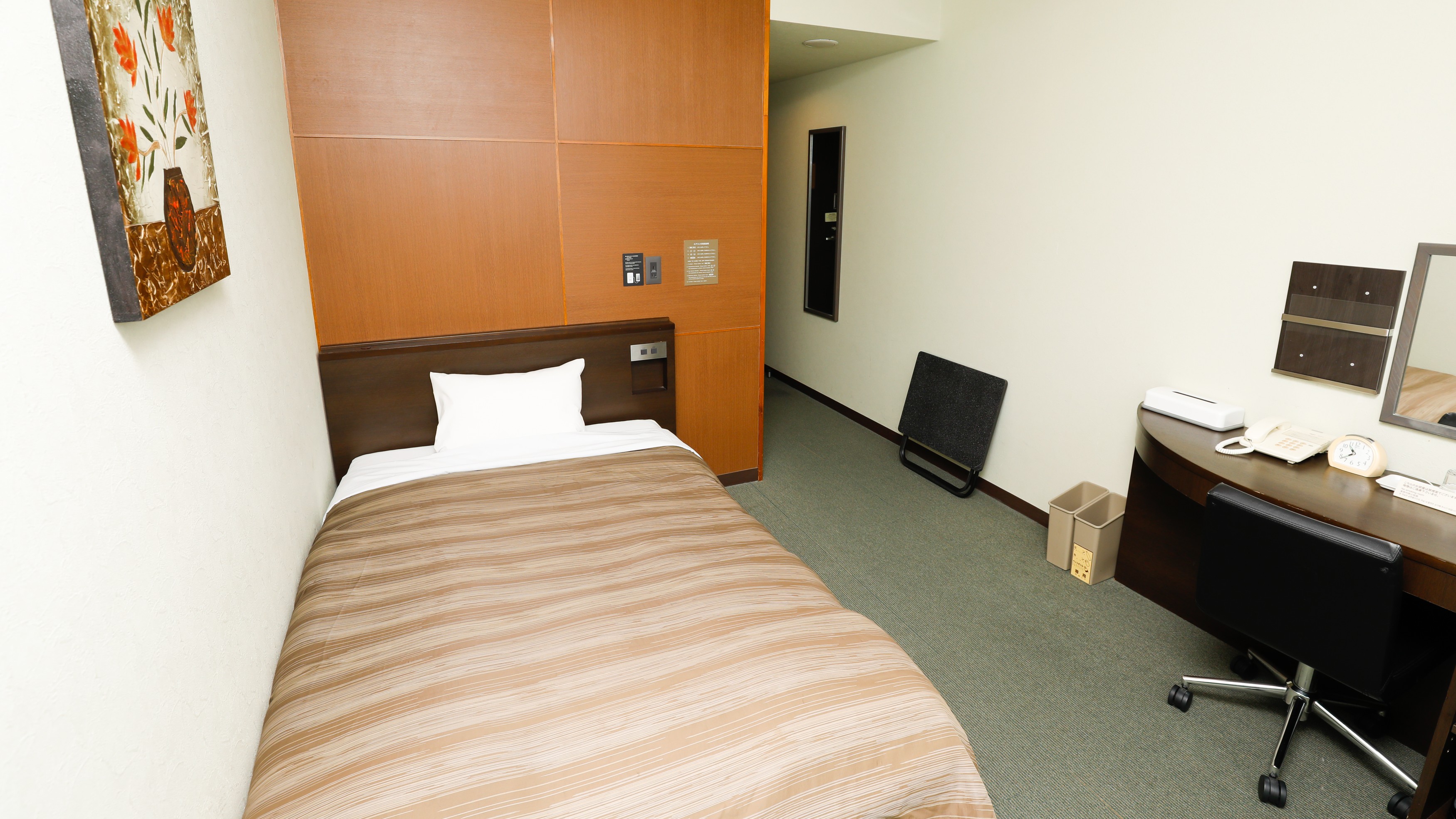 本館シングル／電気ケトル・テレビなど便利設備を用意しています。（客室一例）