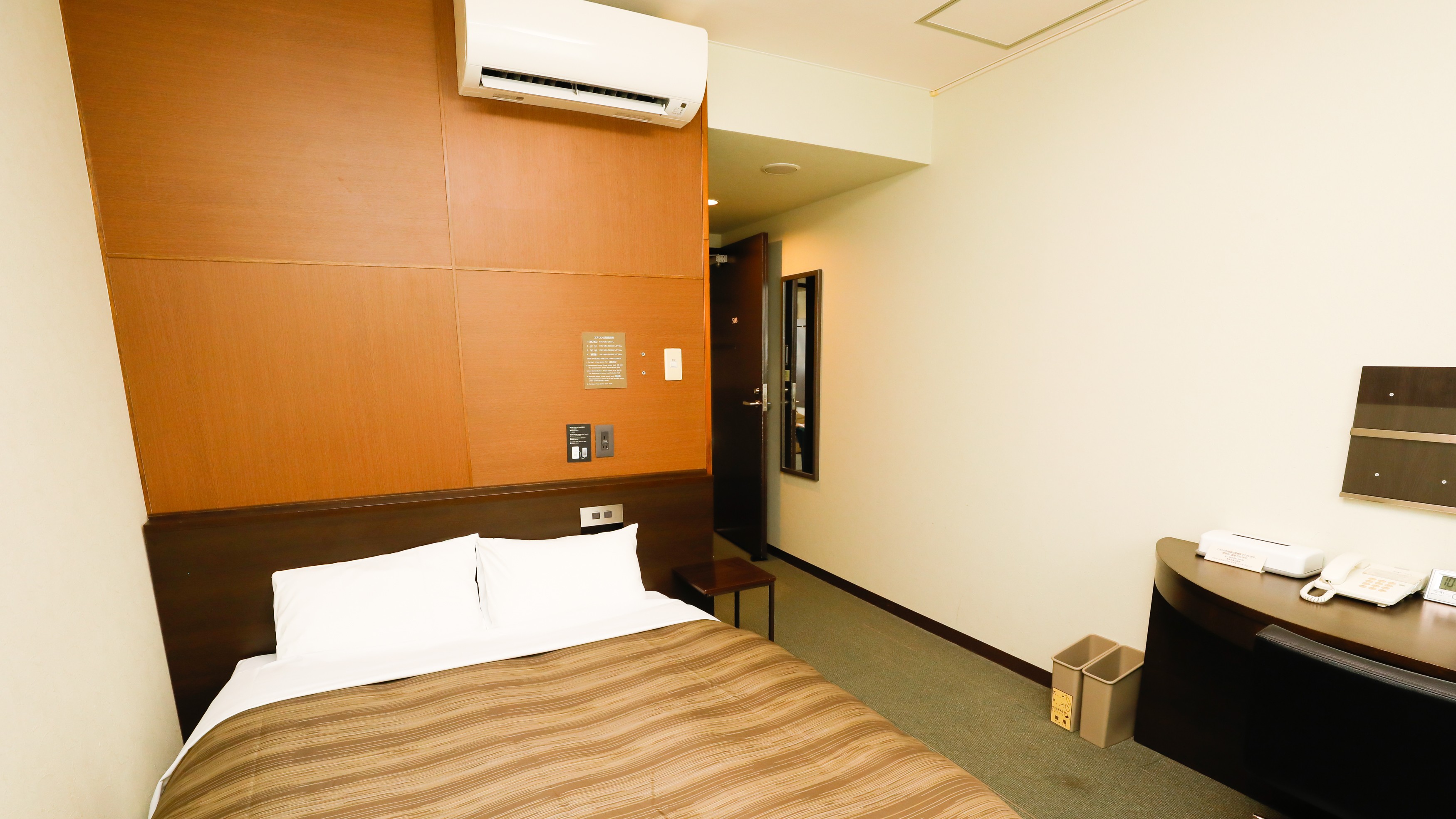 本館セミダブル／16㎡のゆとり空間で心地よいひとときをお過ごしください。（客室一例）