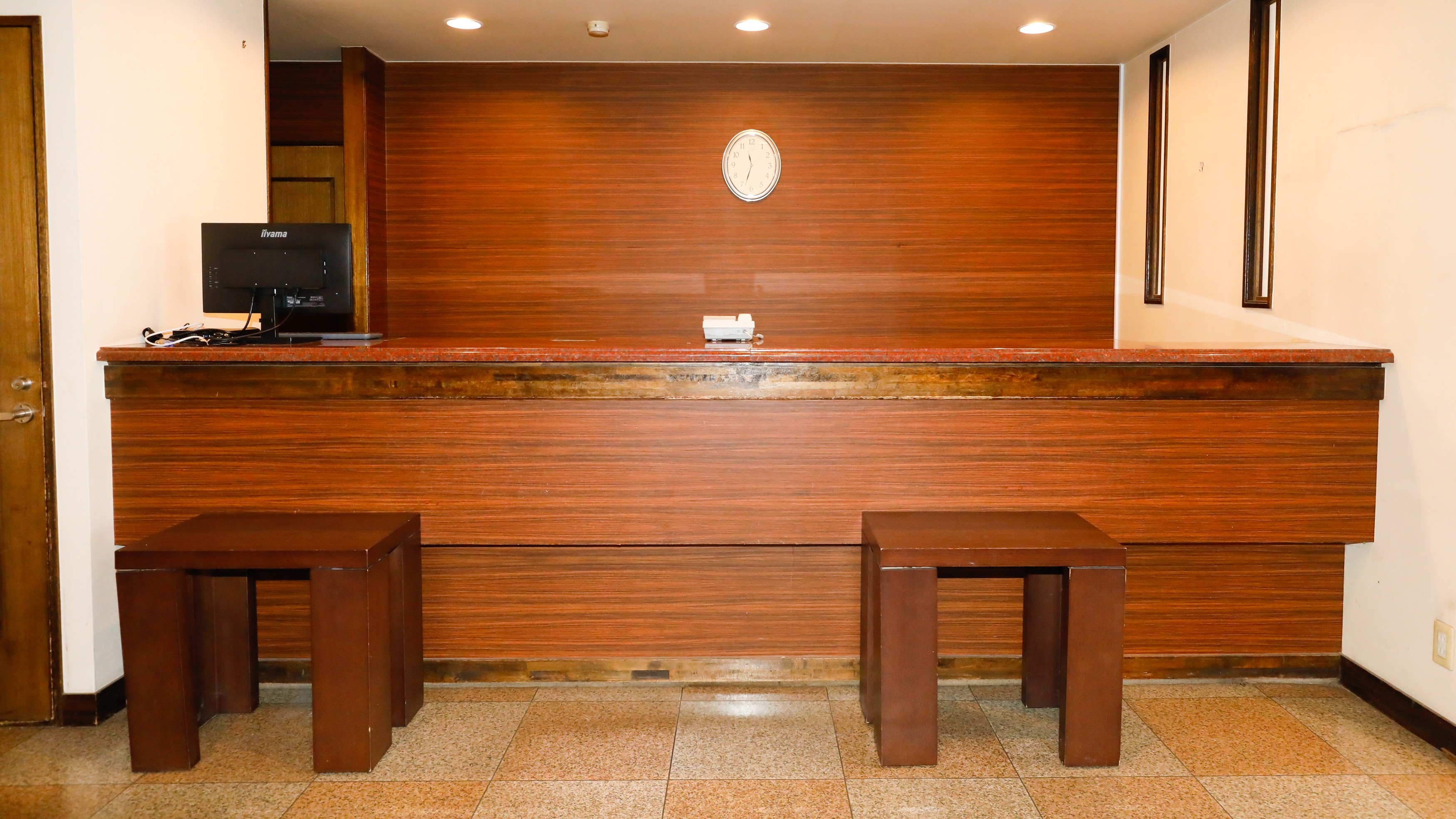 フロント／温かな笑顔と共に、旅の始まりをサポートします。