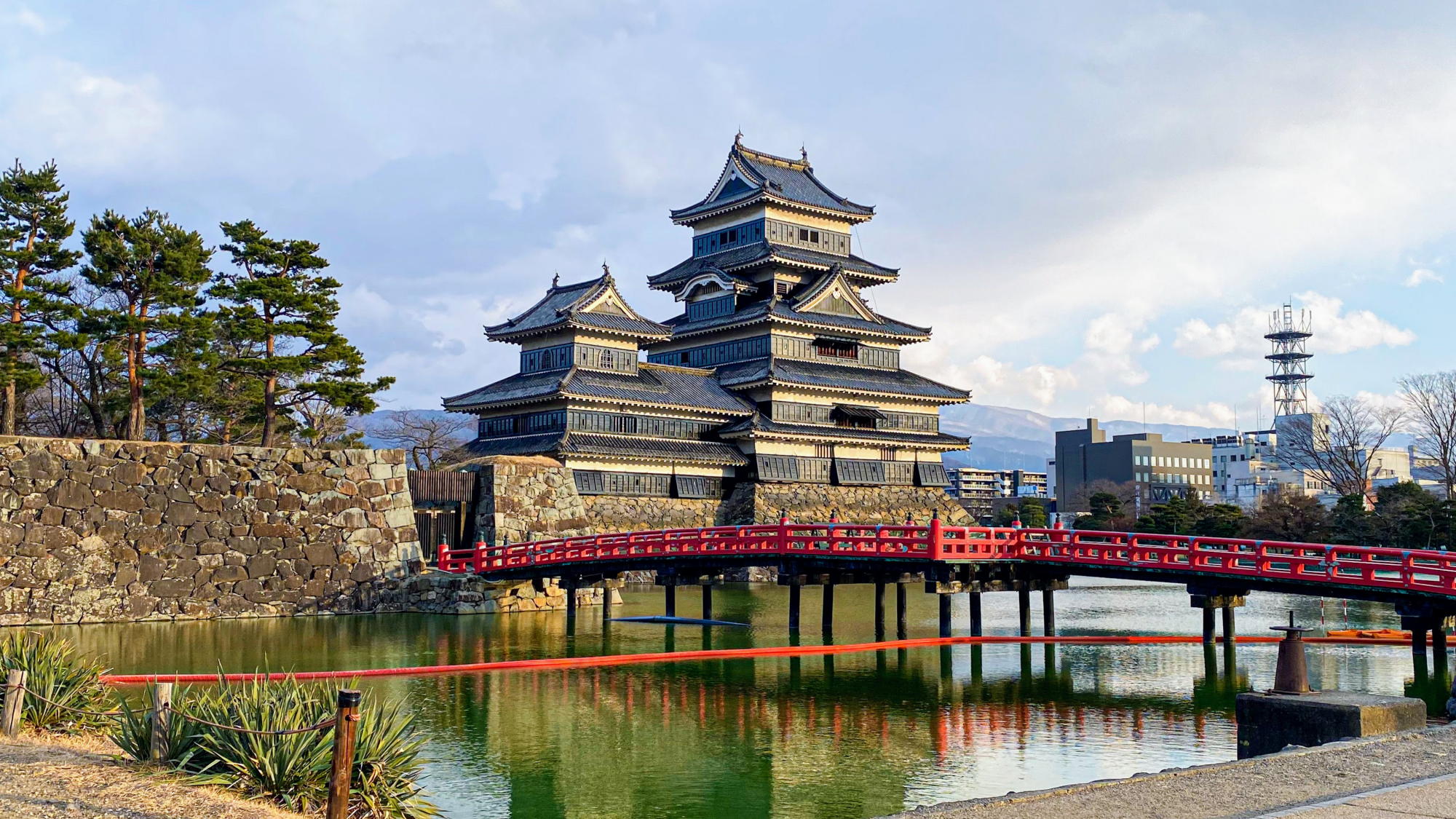 【周辺観光地】松本城（車で7分）