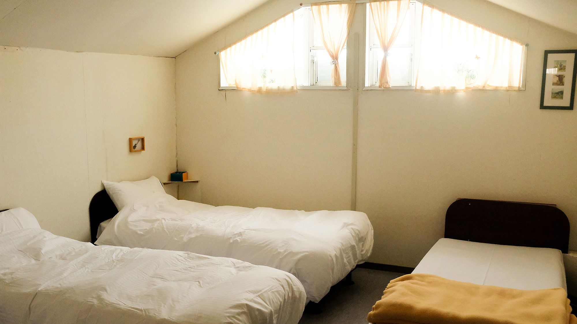 ・【トリプルルーム】白を基調とした清潔感あふれる客室。グループのご利用にも最適です