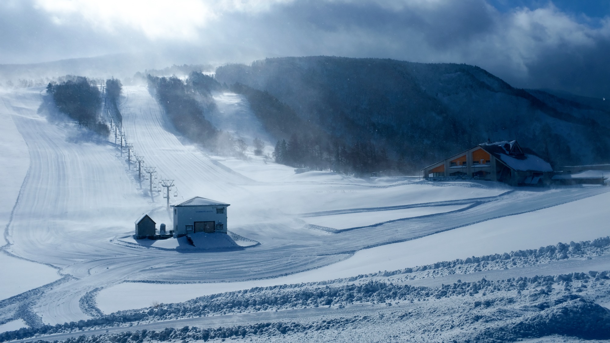 ・【スキー場】青空の下のゲレンデ！リフトに乗って最高のパノラマをお楽しみください