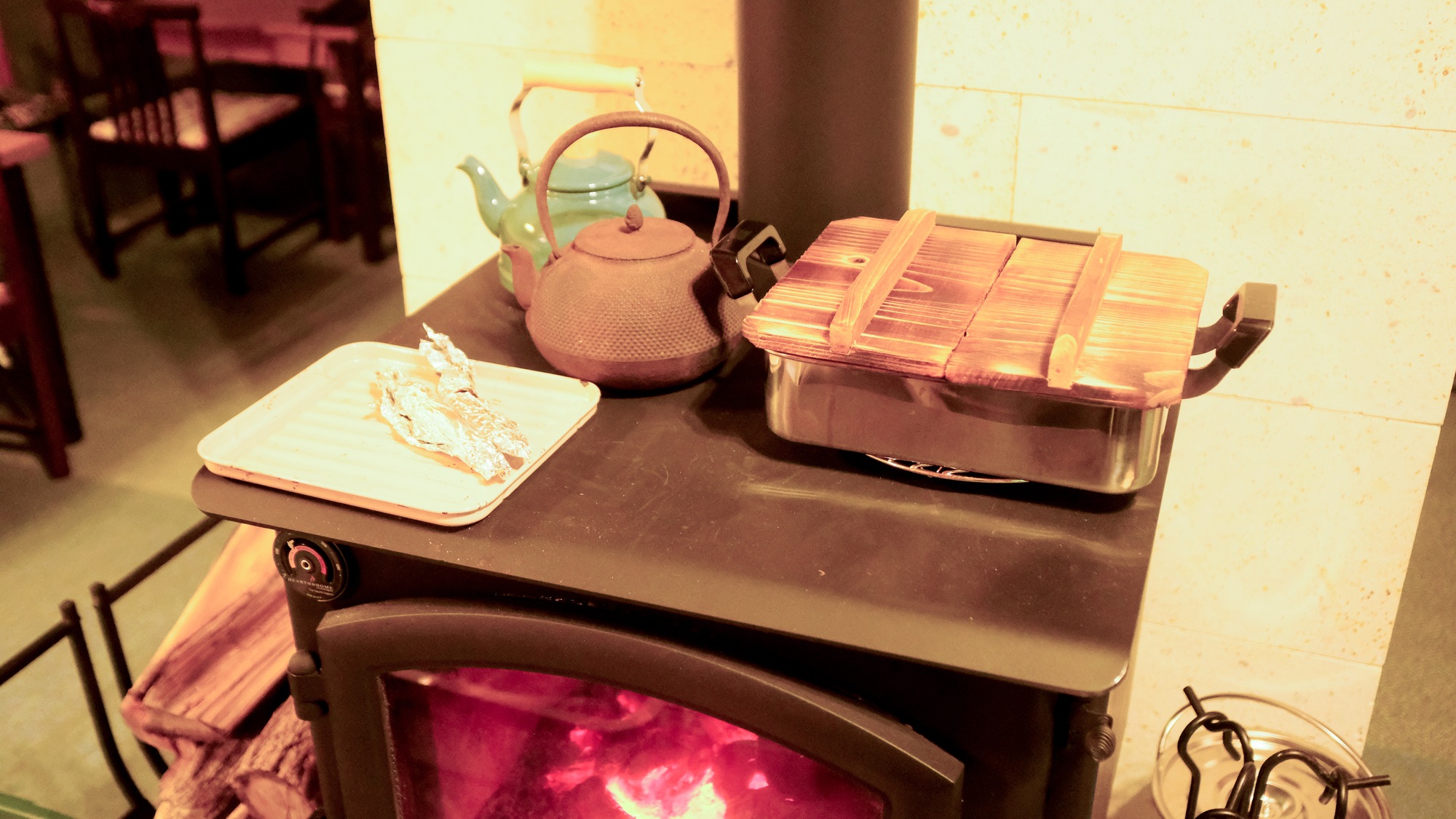 ・【ご夕食】薪ストーブの上でおでんや鉄瓶をコトコト。大切な人と暖かな趣をお楽しみください