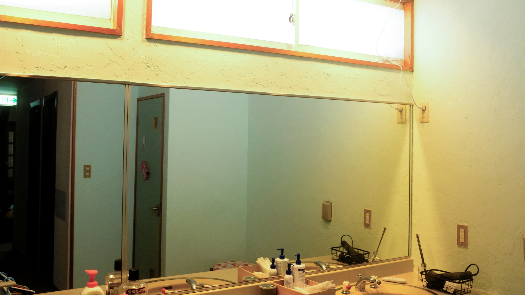 ・【洗面所】蛇口が3台ある洗面台。朝の混雑時でも安心してご利用いただけます