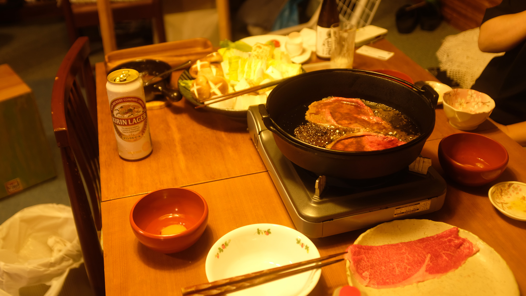 ・【ご夕食】ビールと相性抜群！肉の旨味が口いっぱいに広がるすき焼きをご堪能ください