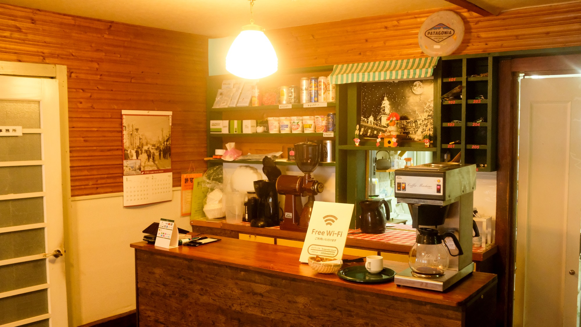 ・【フロント】暖かな光に満ち落ち着いた館内。無料Wi-Fiをご利用いただけます