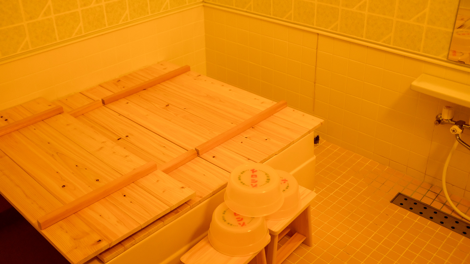 ・【共用バス】先着順で3人用の浴室を貸切利用可！小さいお子様連れでも安心です