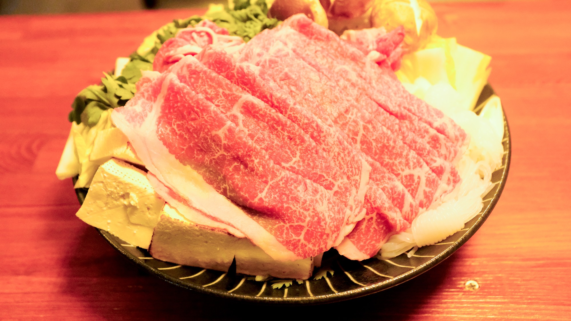 ・【ご夕食】メインはすき焼きやジンギスカン等をご用意！こだわりの一品をご堪能ください