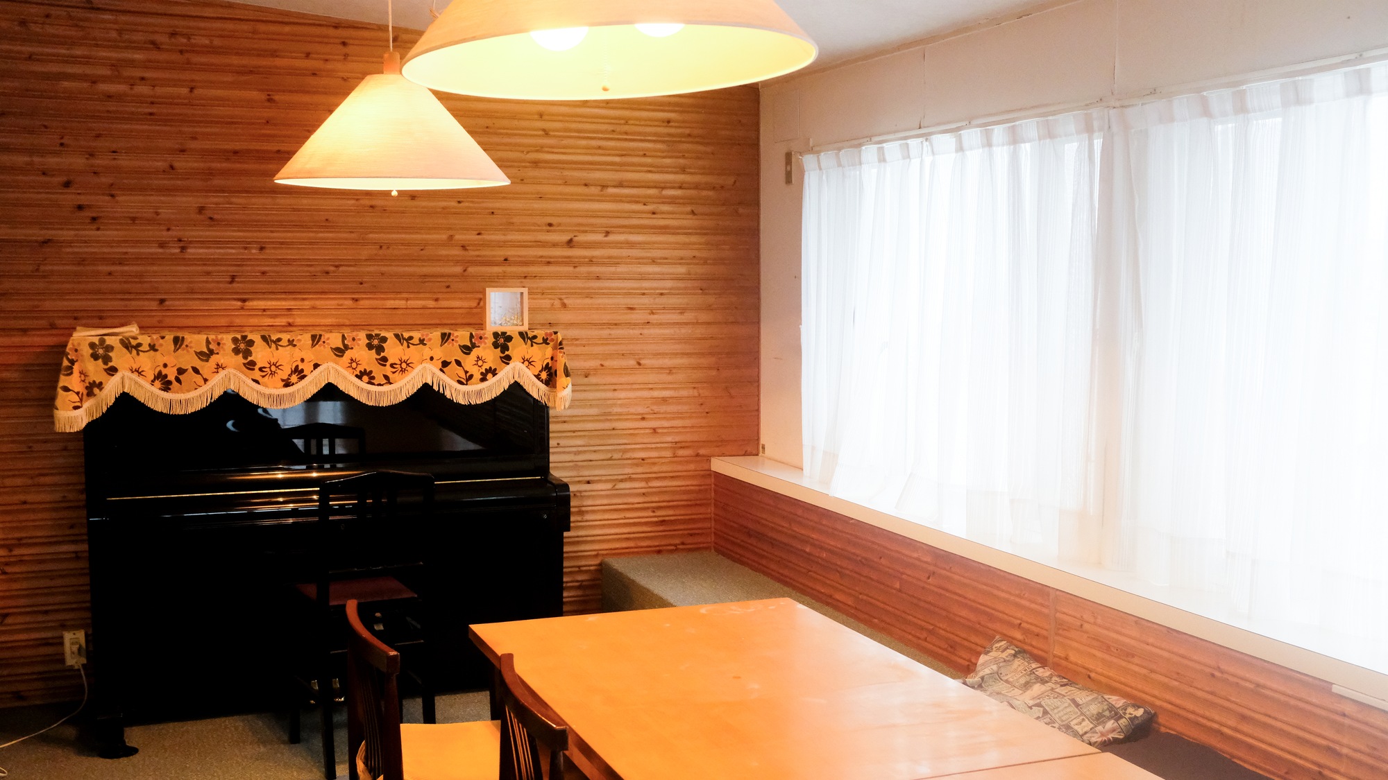 ・【食堂】暖かく広々とした空間。木のぬくもりの中で美味しい手料理をお楽しみください