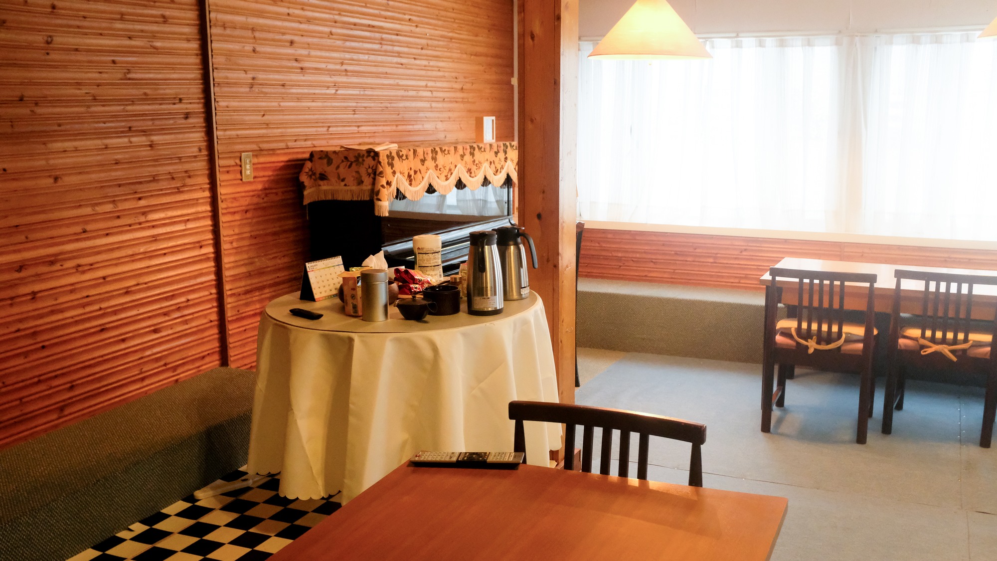 ・【食堂】温かいお飲み物をご用意。夕朝食ともに宿主自慢のお食事をお召し上がりください