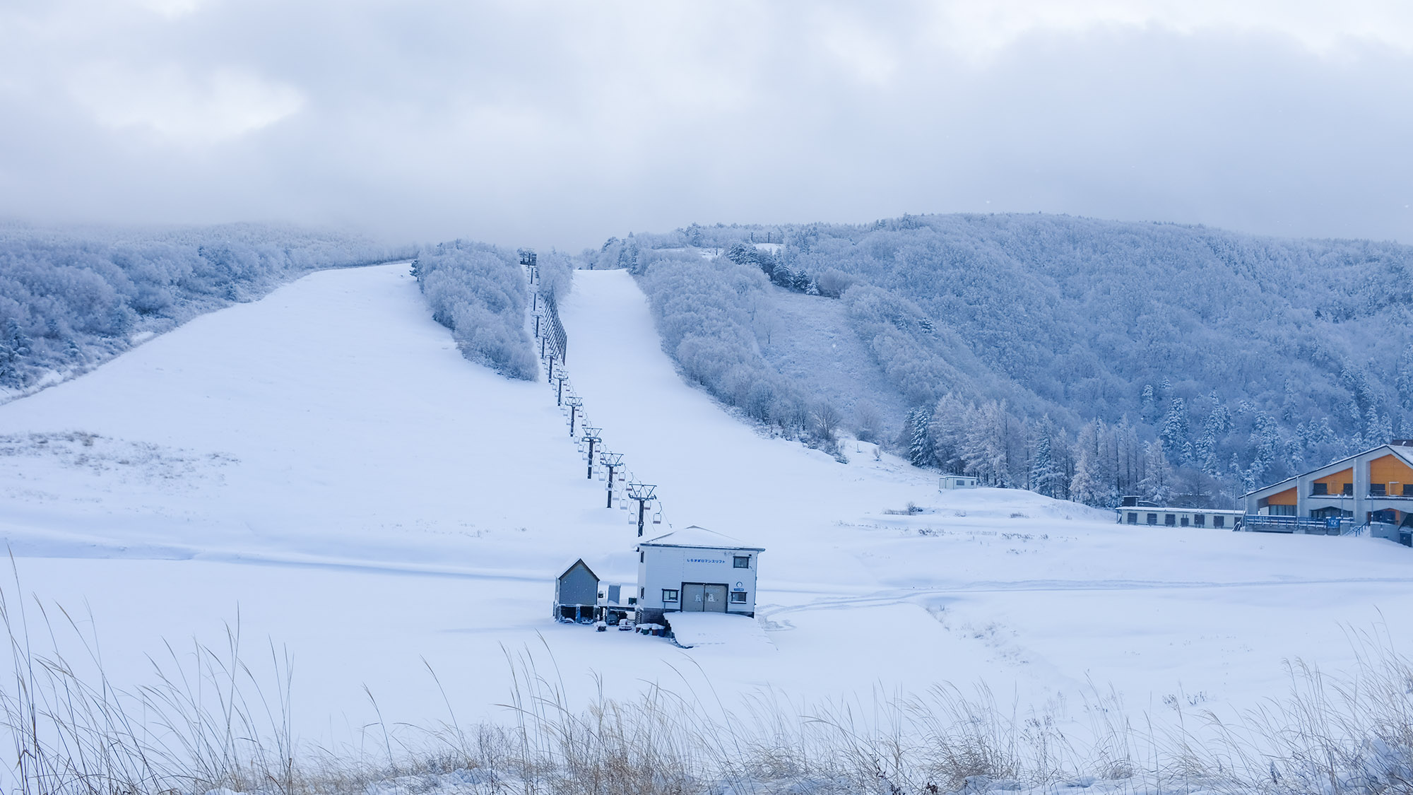 ・【スキー場】標高1820mから大滑走！全長6,000mのダウンヒルもございます