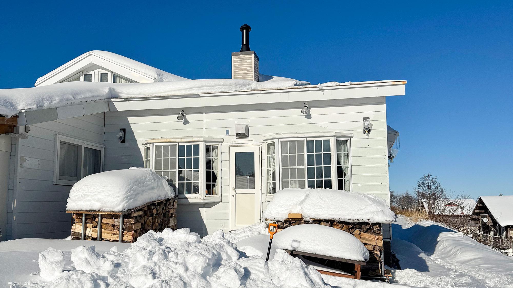 ・【外観】冬は一面に広がる雪景色をお楽しみください。麓の白布温泉で心も体もぽかぽかに♪