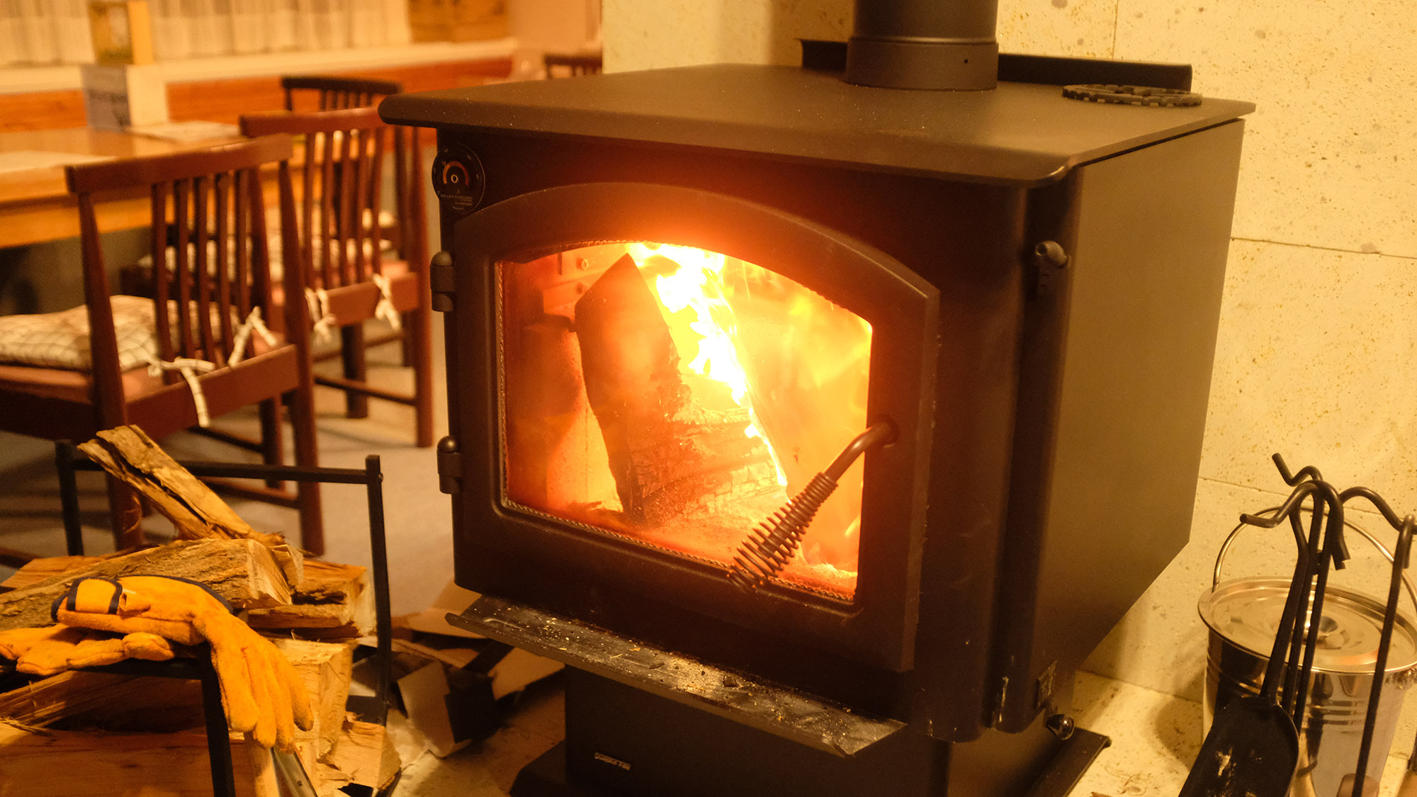 ・【暖炉】薪ストーブを食堂に設置しております。冬の思い出に残る特別な滞在を！